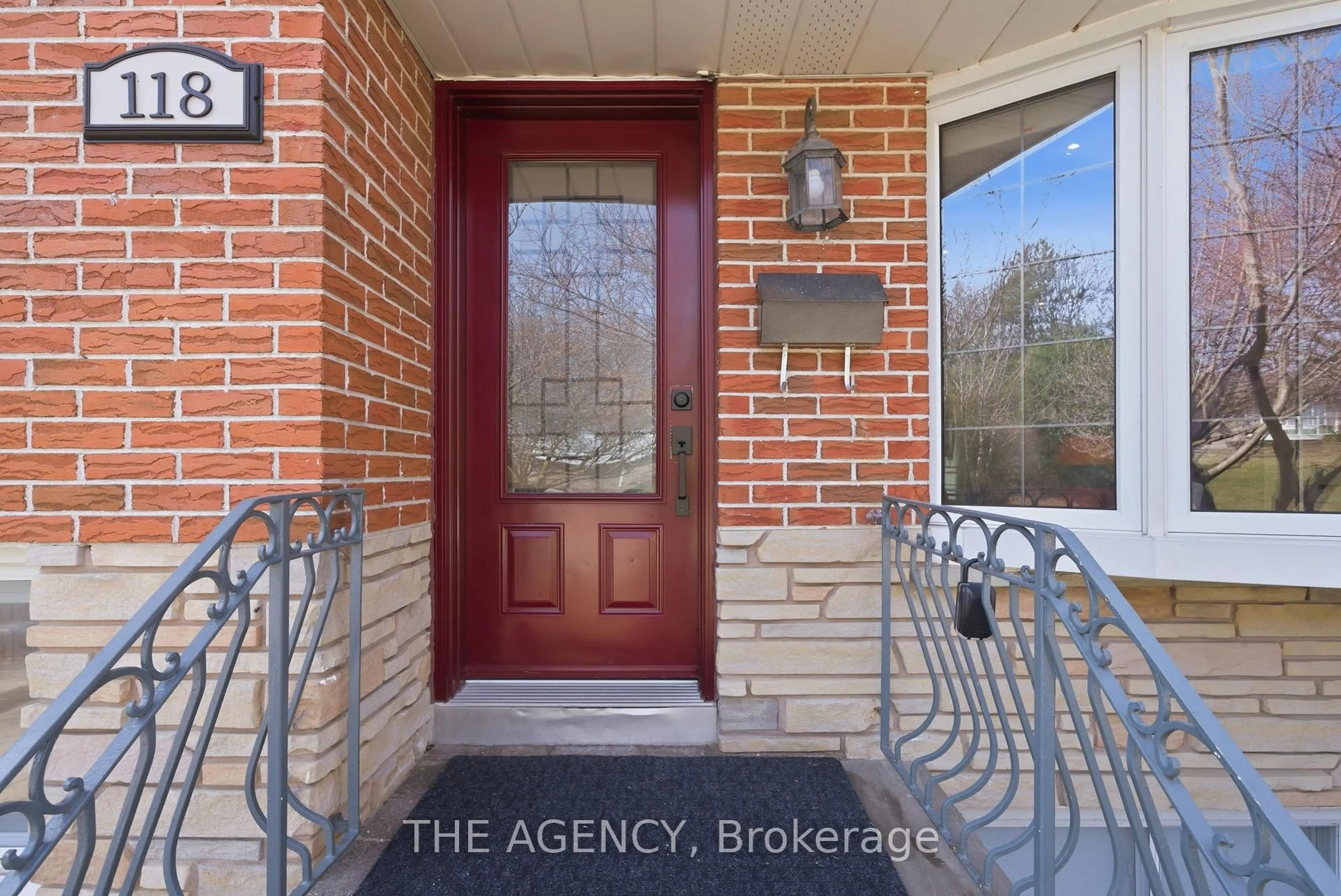 Indoor entryway for 118 Applewood Cres, Whitby Ontario L1N 2E7