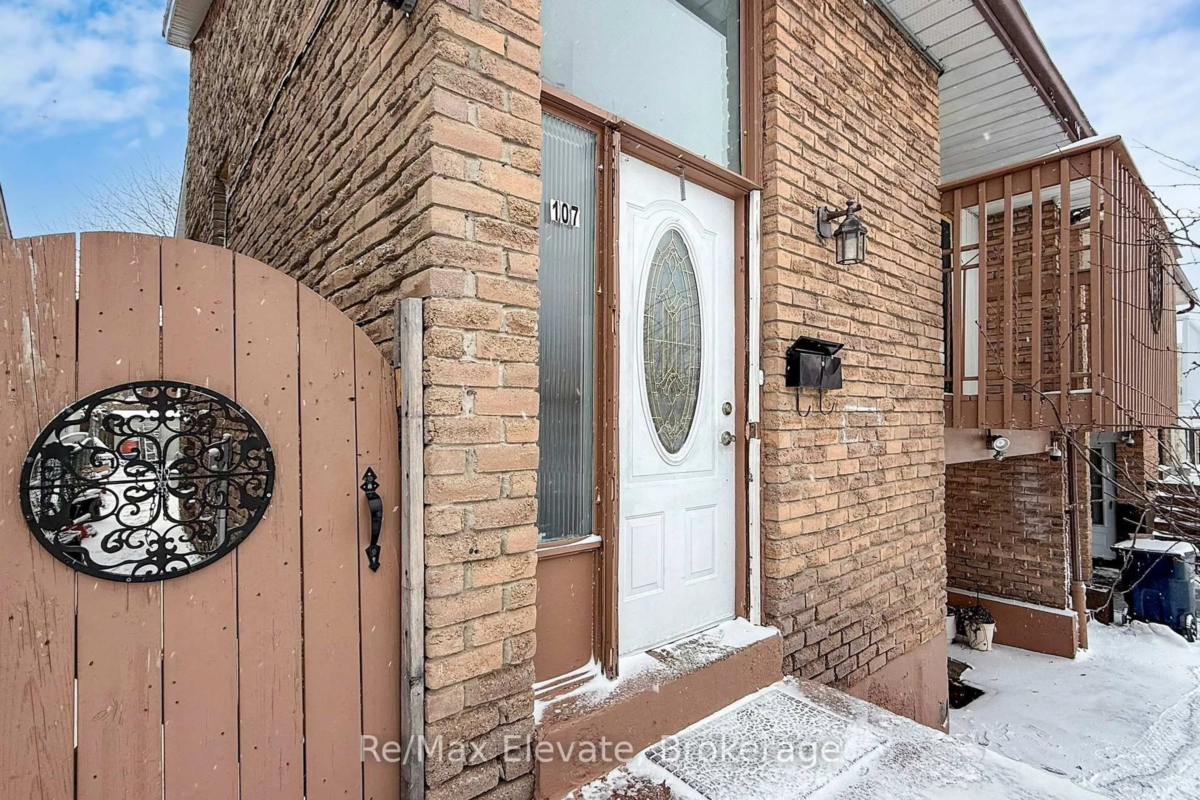 Indoor entryway for 107 Braymore Blvd, Toronto Ontario M1B 2N6