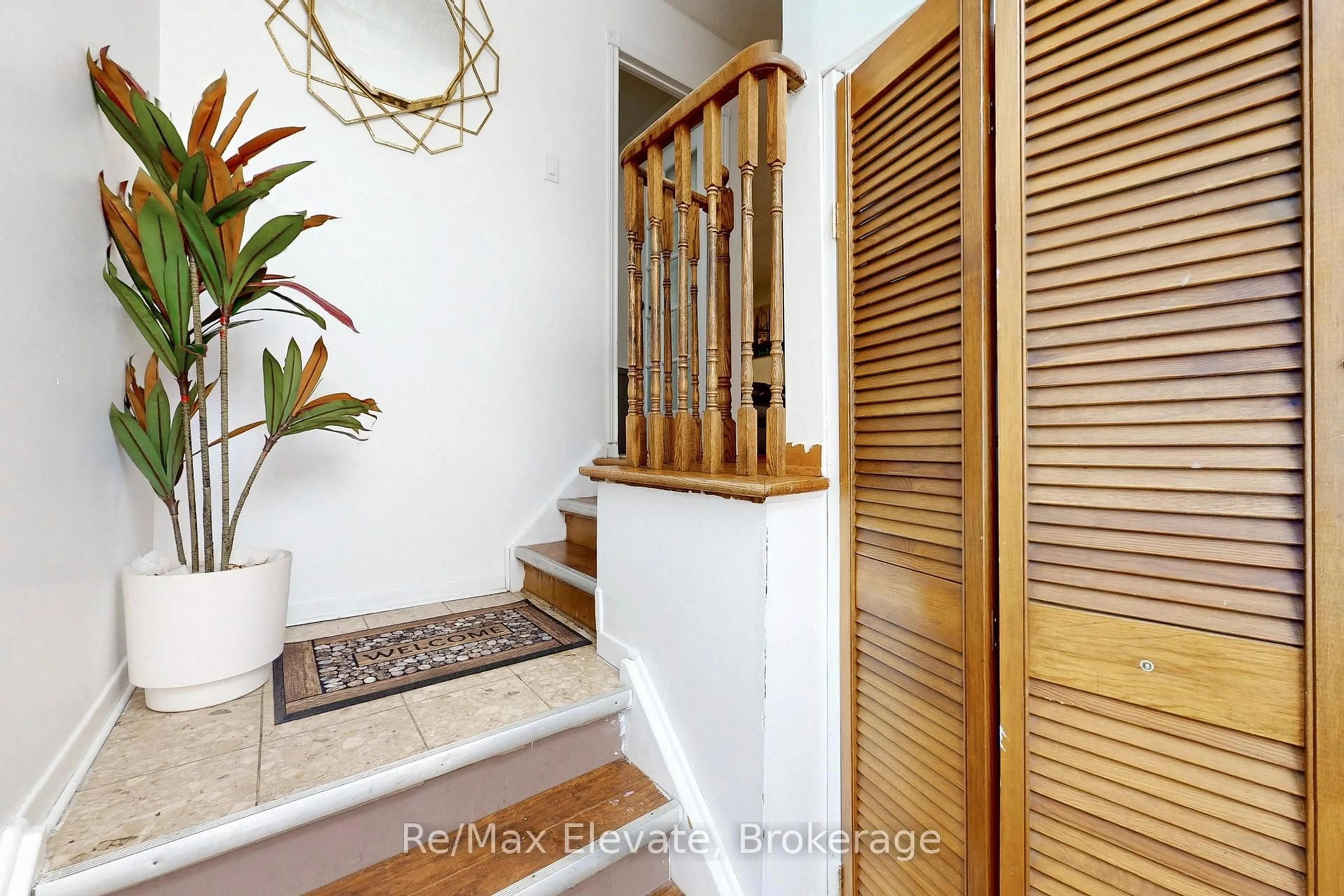 Indoor entryway for 107 Braymore Blvd, Toronto Ontario M1B 2N6