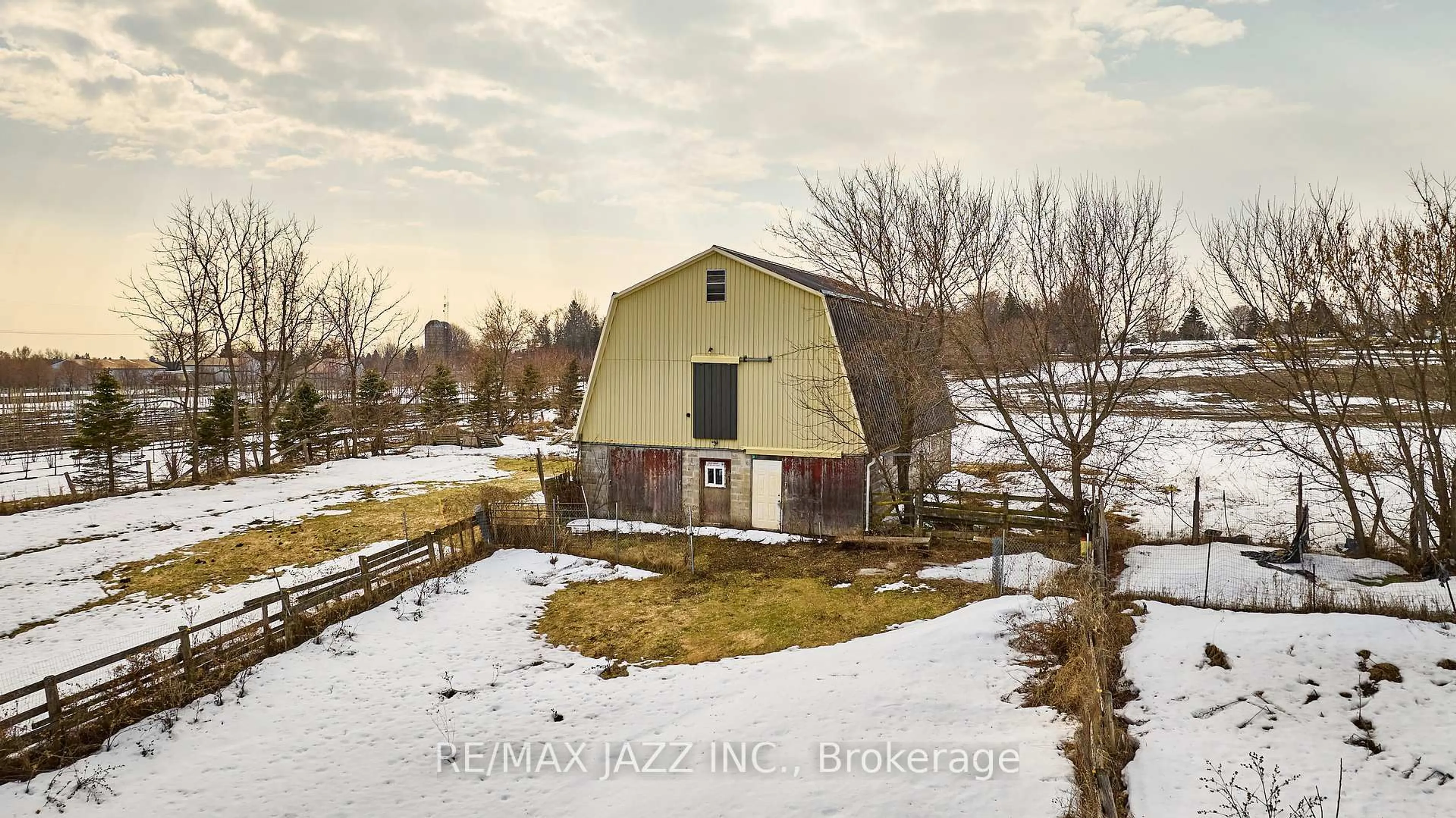 A pic from outside/outdoor area/front of a property/back of a property/a pic from drone, building for 8795 Baldwin St, Whitby Ontario L0B 1A0