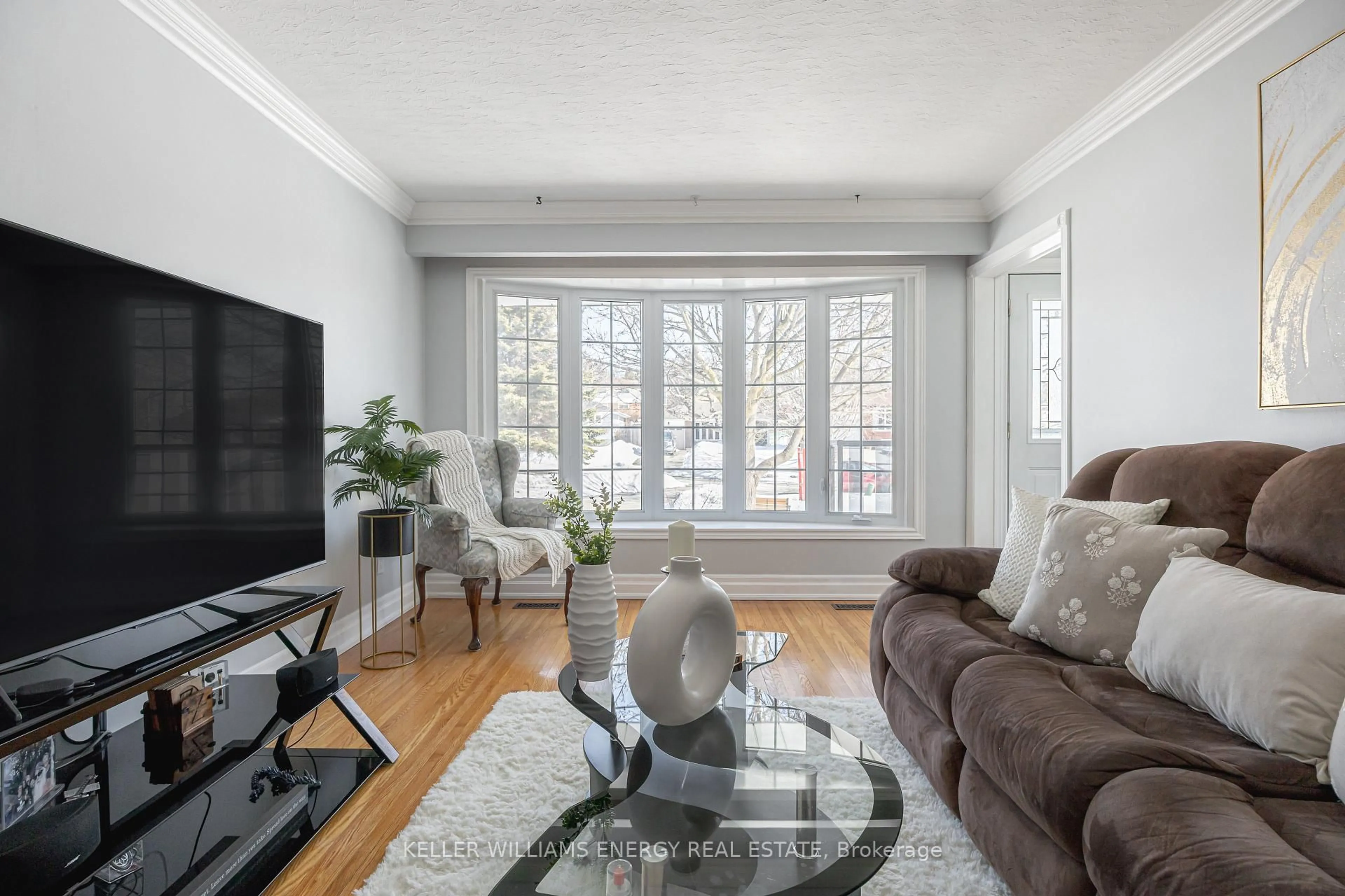 Living room with furniture, unknown for 70 Oriole Crt, Oshawa Ontario L1H 6Y5