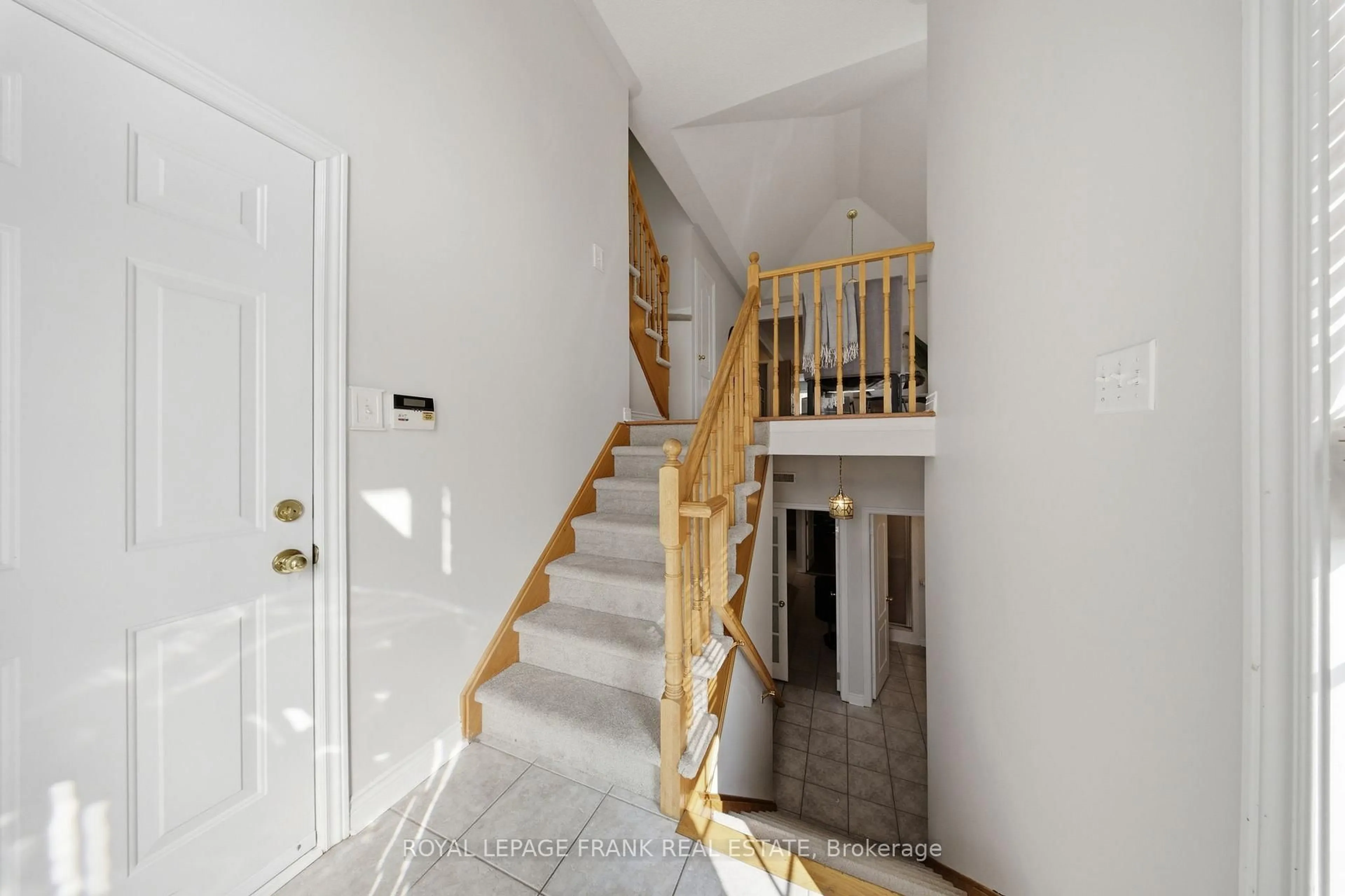Indoor foyer for 85 Gateway Crt, Whitby Ontario L1R 3M8