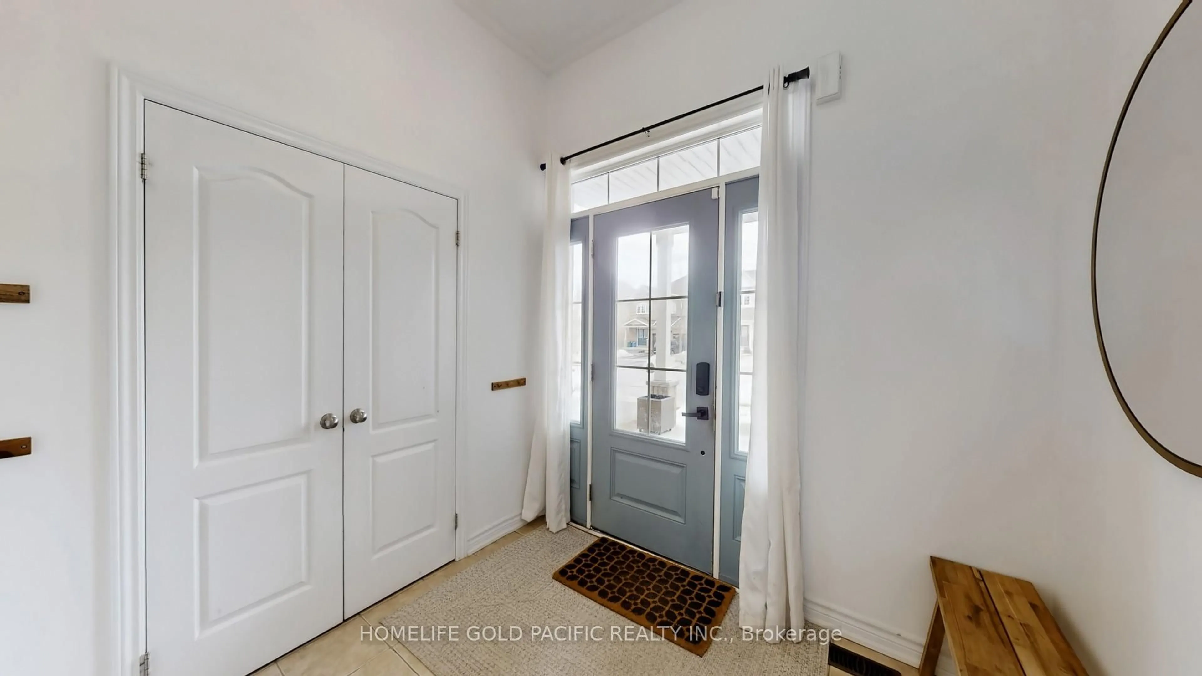 Indoor entryway for 176 Glenabbey Dr, Clarington Ontario L1E 0C4