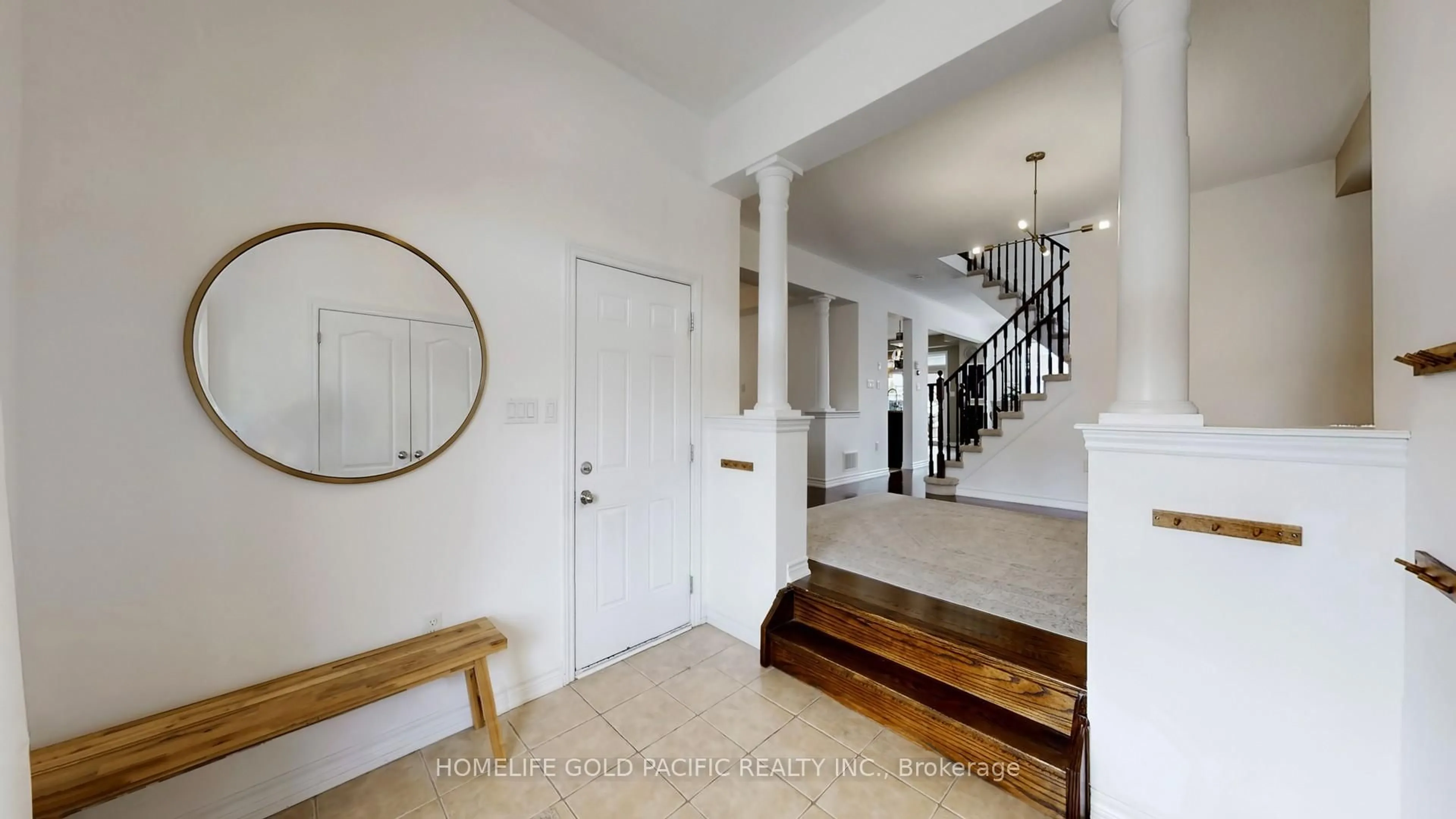 Indoor entryway for 176 Glenabbey Dr, Clarington Ontario L1E 0C4