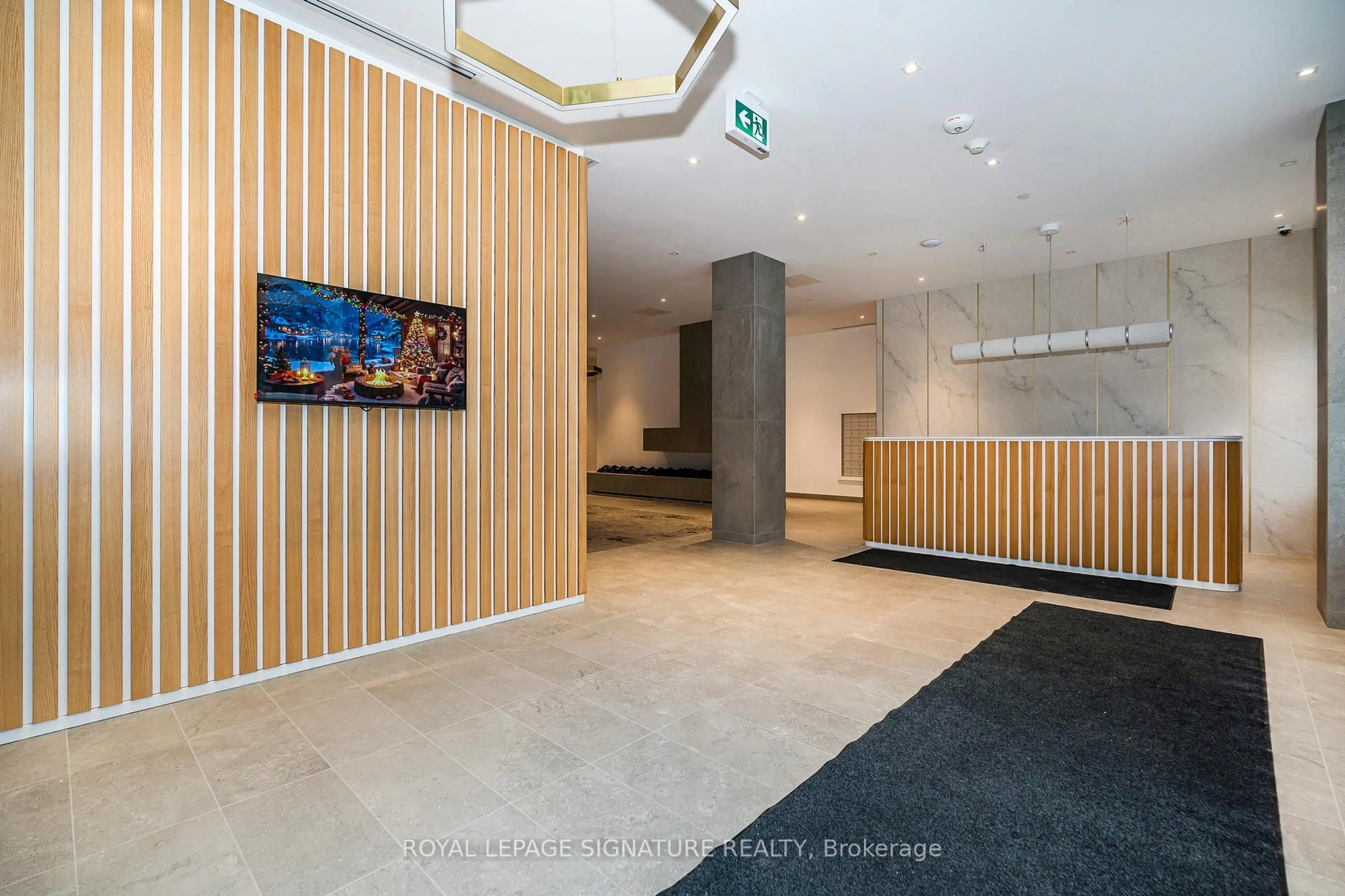 Indoor foyer for 7439 Kingston Rd #815, Toronto Ontario M1B 0G1