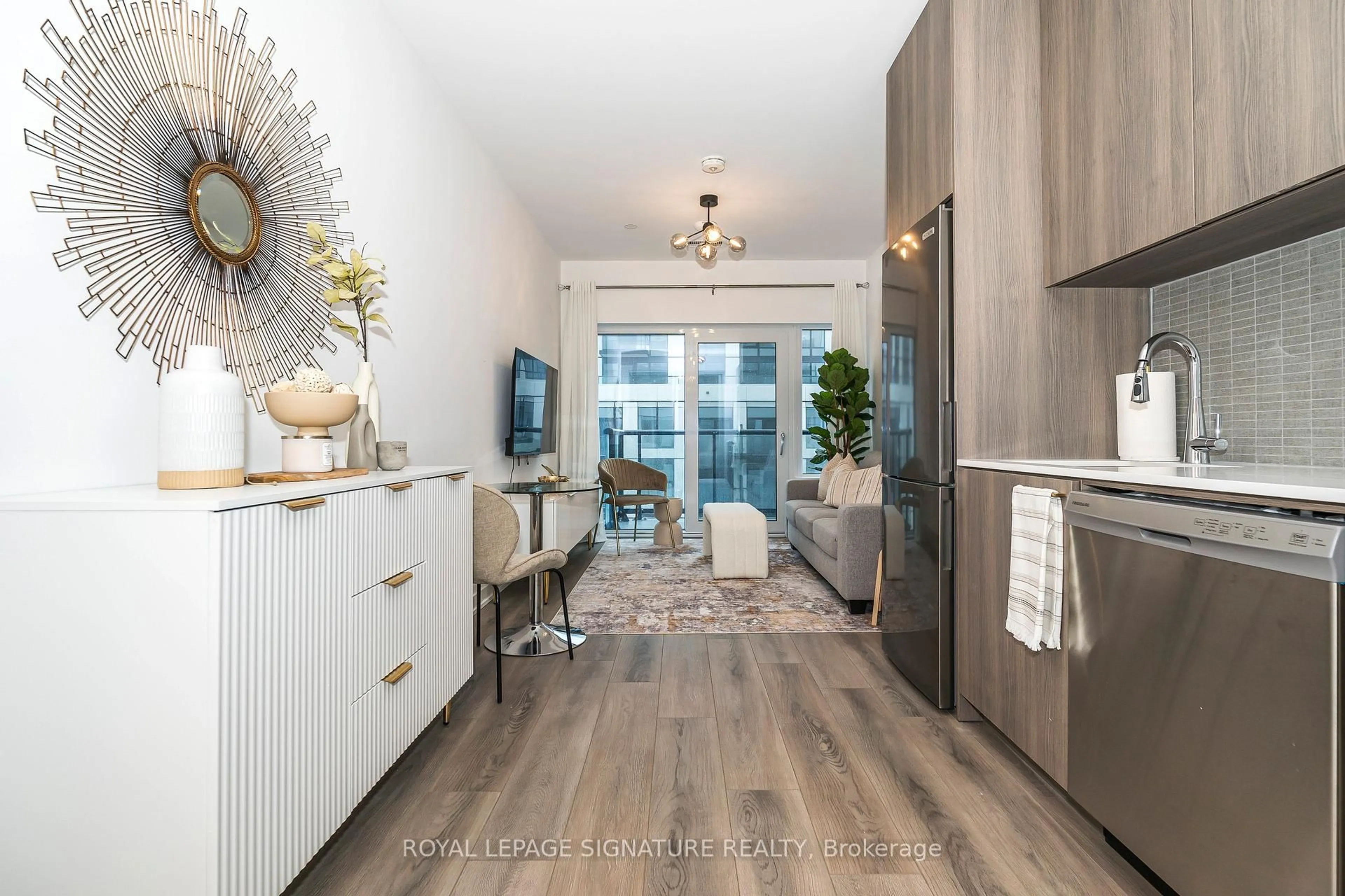 Indoor entryway for 7439 Kingston Rd #815, Toronto Ontario M1B 0G1