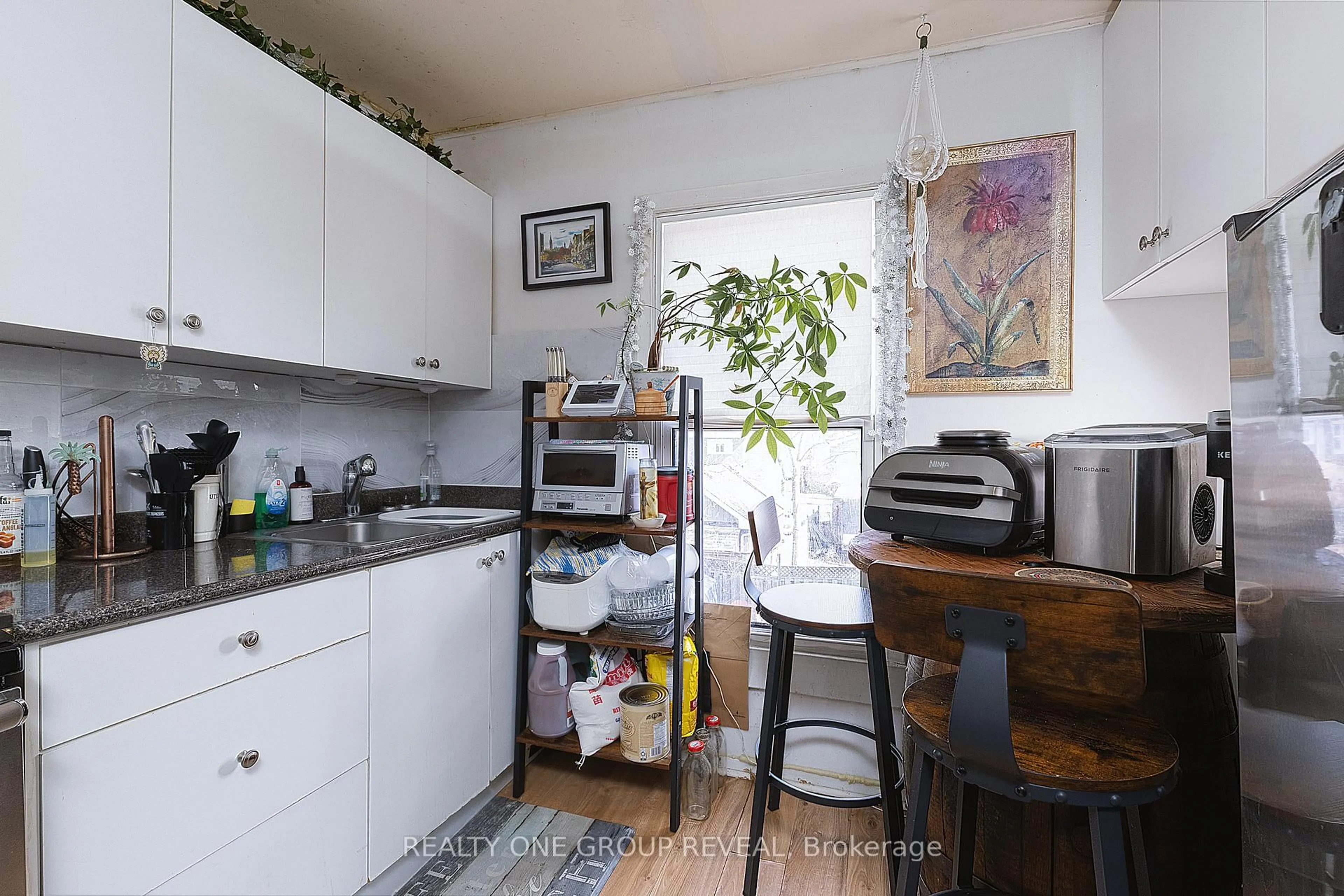 Standard kitchen, unknown for 275 Jarvis St, Oshawa Ontario L1G 5K8