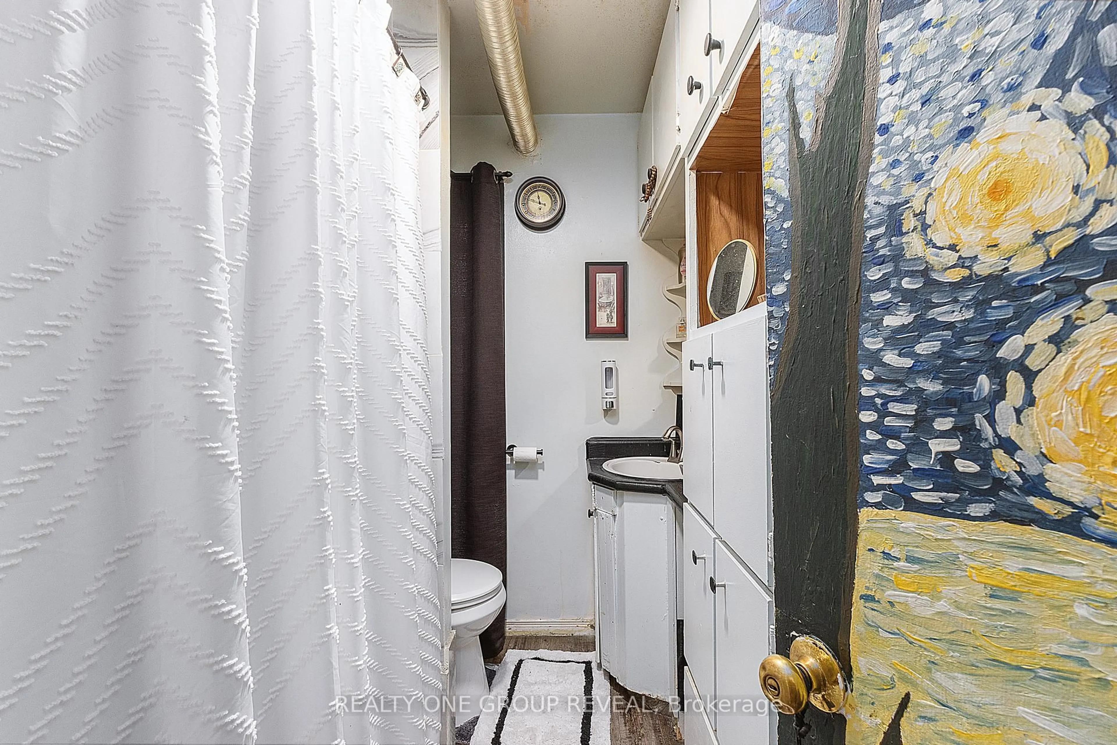 Standard bathroom, unknown for 275 Jarvis St, Oshawa Ontario L1G 5K8