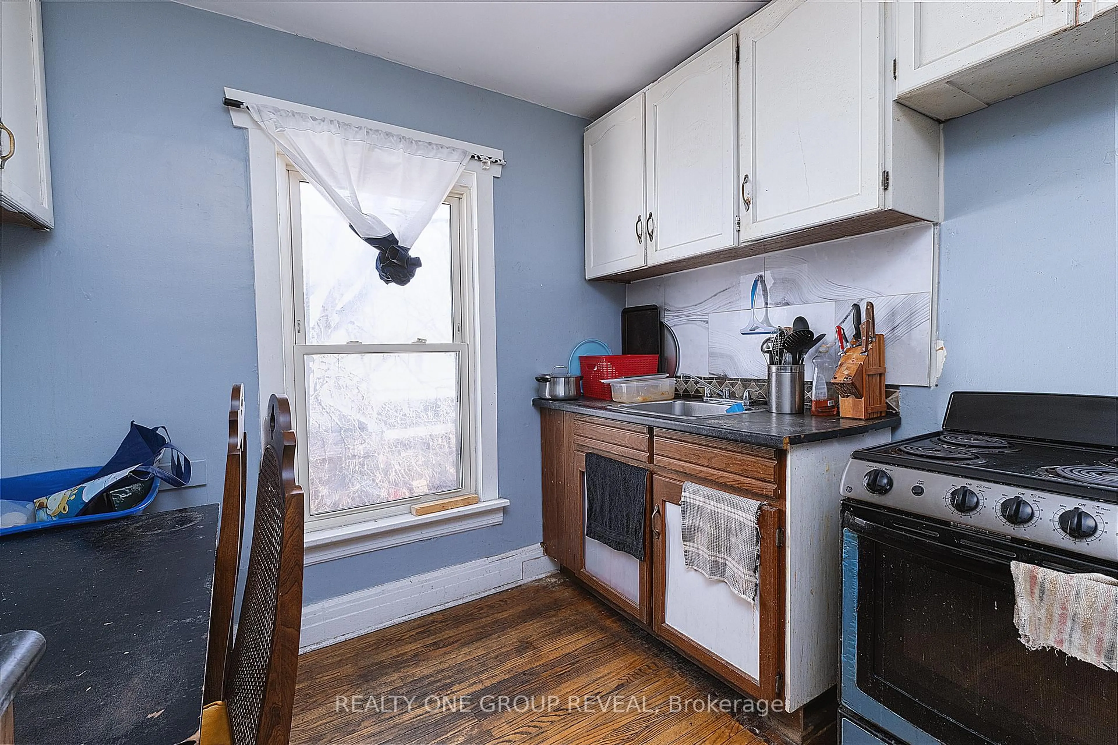 Standard kitchen, unknown for 277 Jarvis St, Oshawa Ontario L1G 5K8