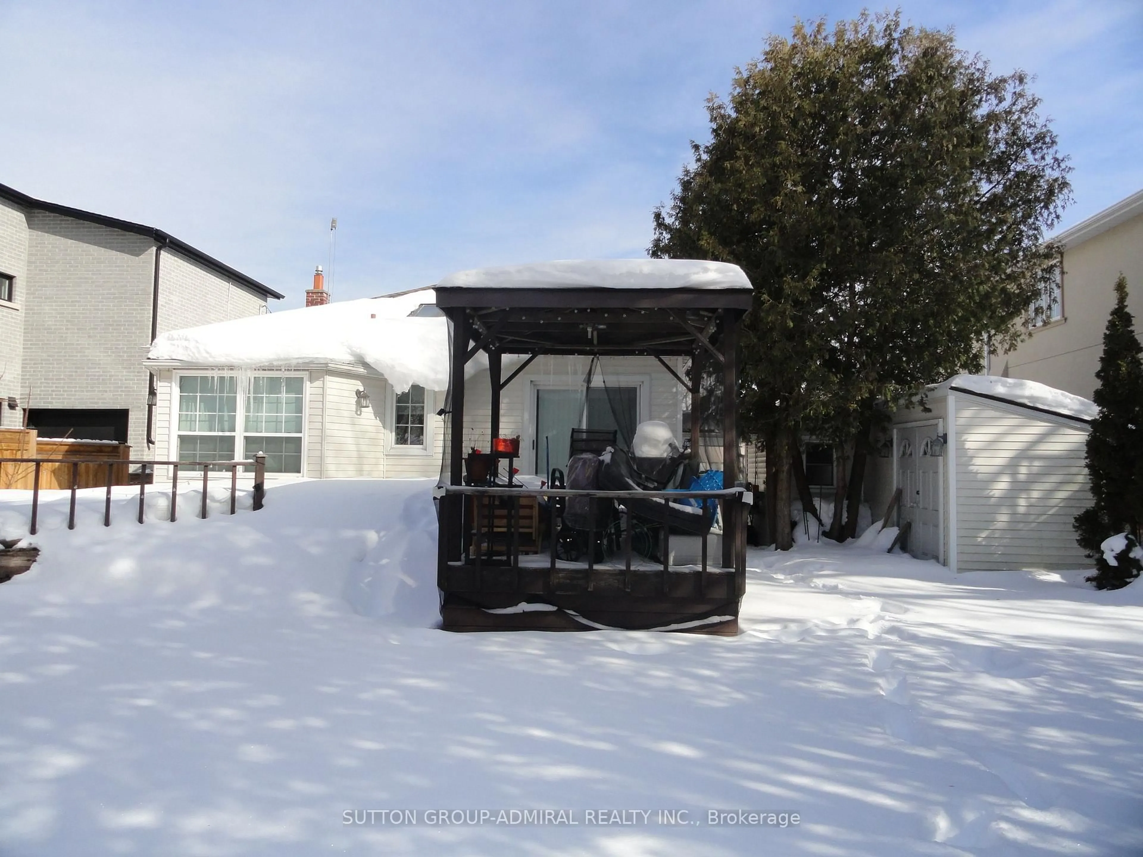 A pic from outside/outdoor area/front of a property/back of a property/a pic from drone, street for 38 Fenwood Hts, Toronto Ontario M1M 2V8