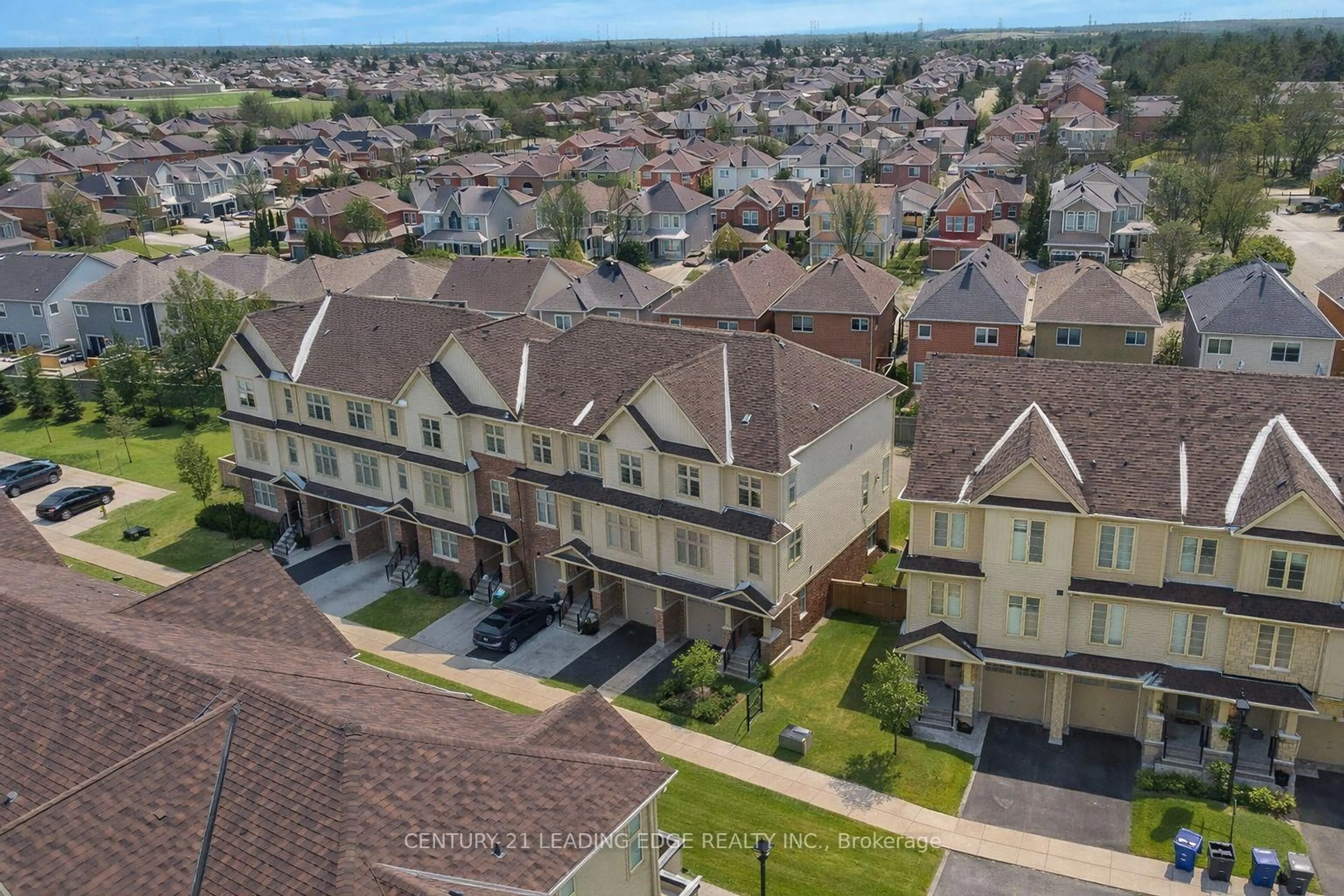 A pic from outside/outdoor area/front of a property/back of a property/a pic from drone, street for 31 Westbury Way, Whitby Ontario L1M 0L9