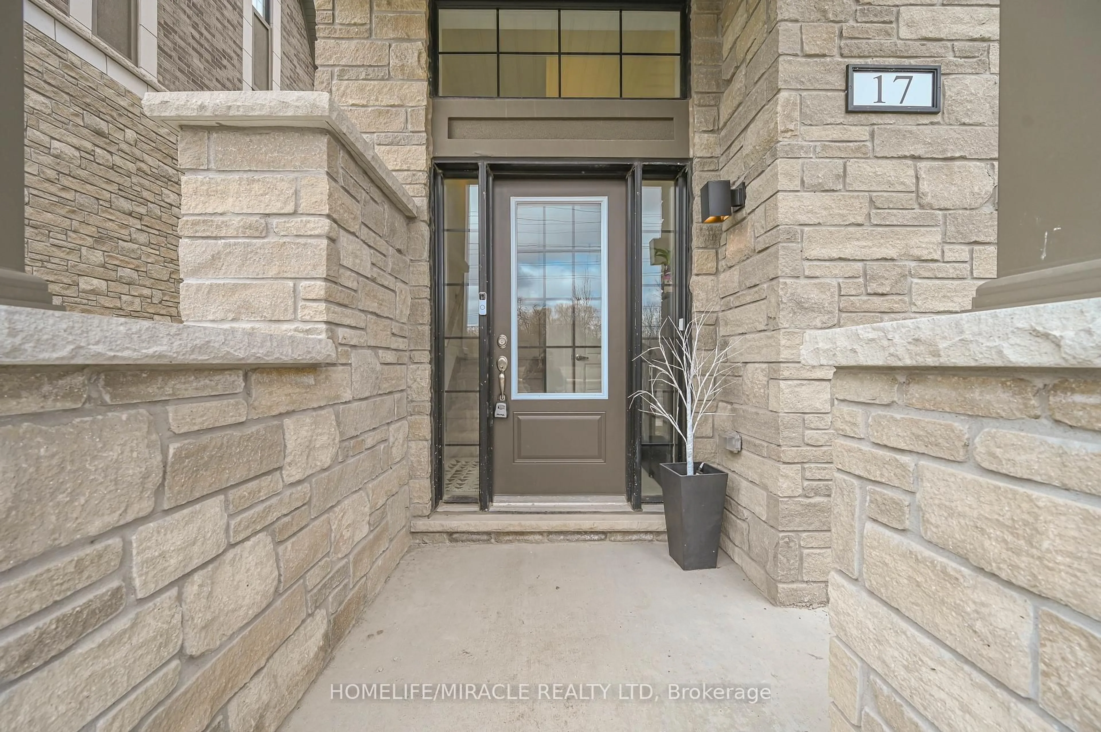 Indoor entryway for 17 Selfridge Way, Whitby Ontario L1N 0N9