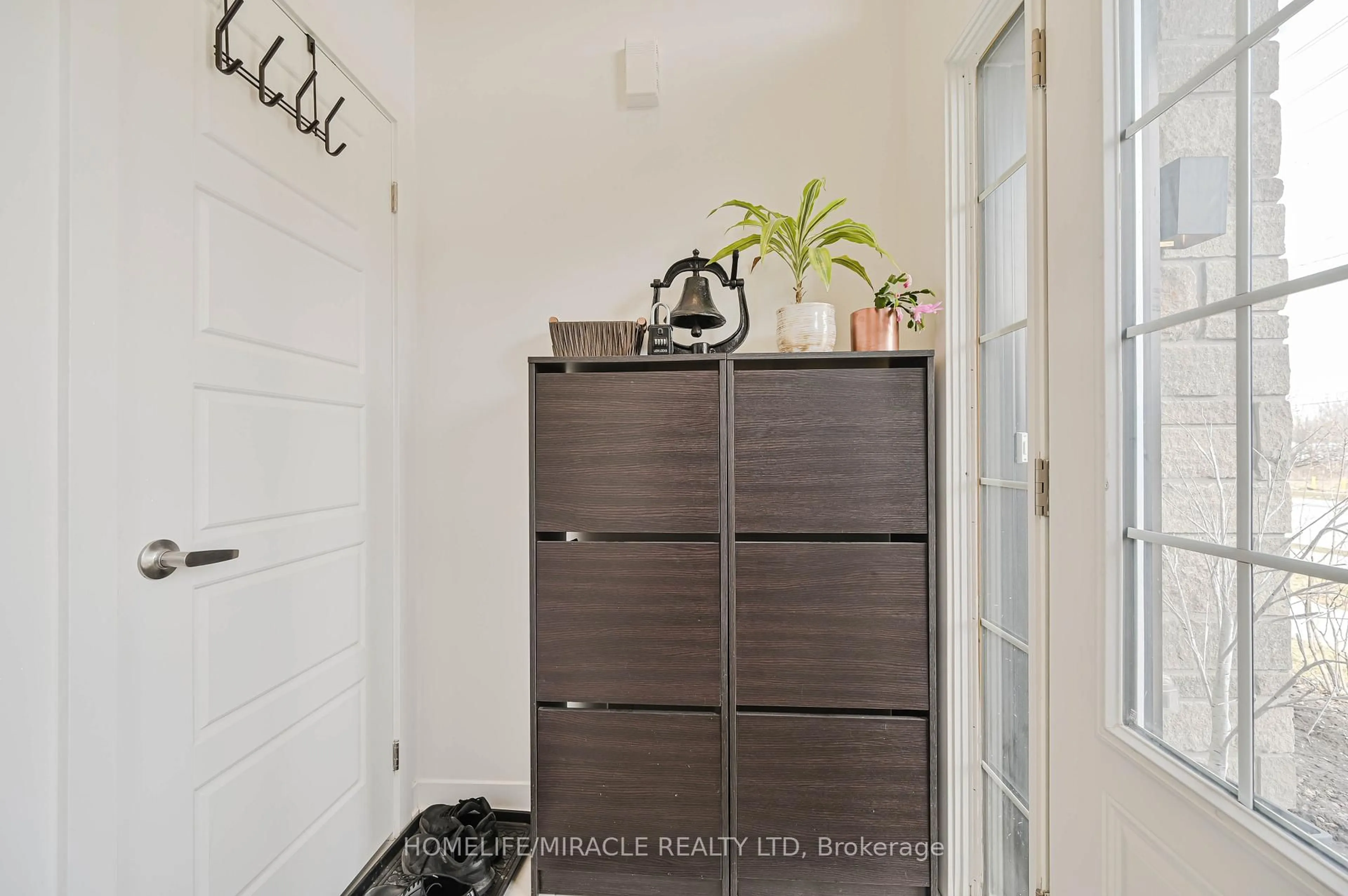 Indoor entryway for 17 Selfridge Way, Whitby Ontario L1N 0N9