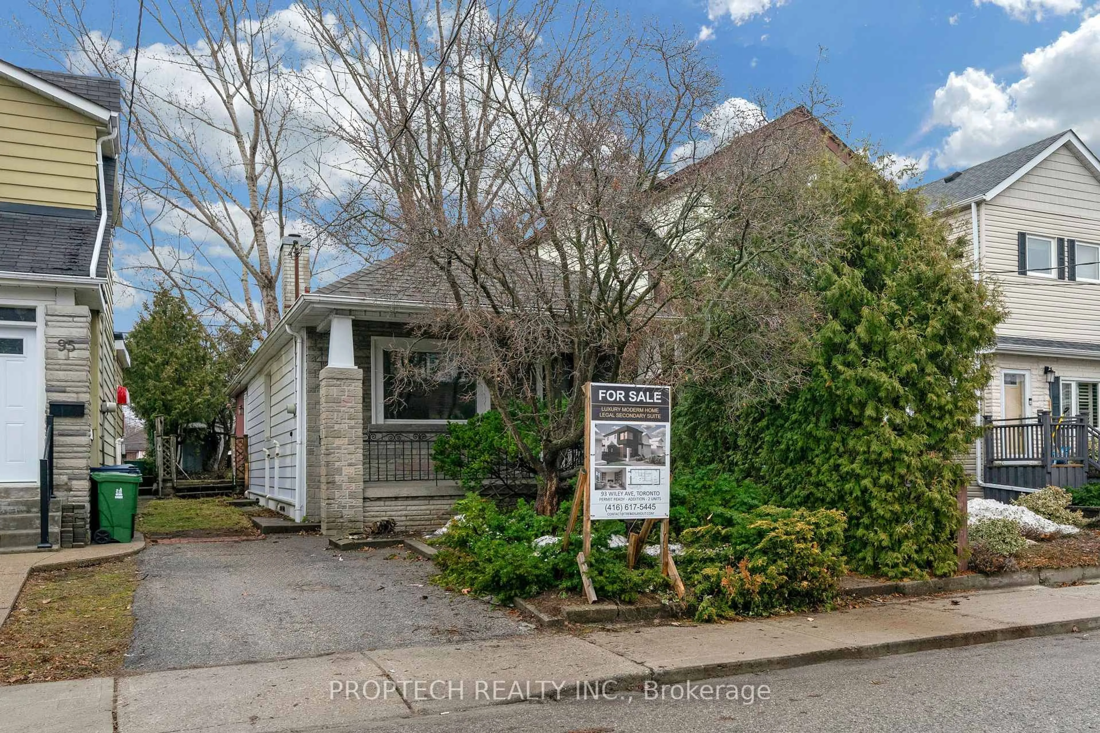 Indoor foyer for 93 Wiley Ave, Toronto Ontario M4J 3W5