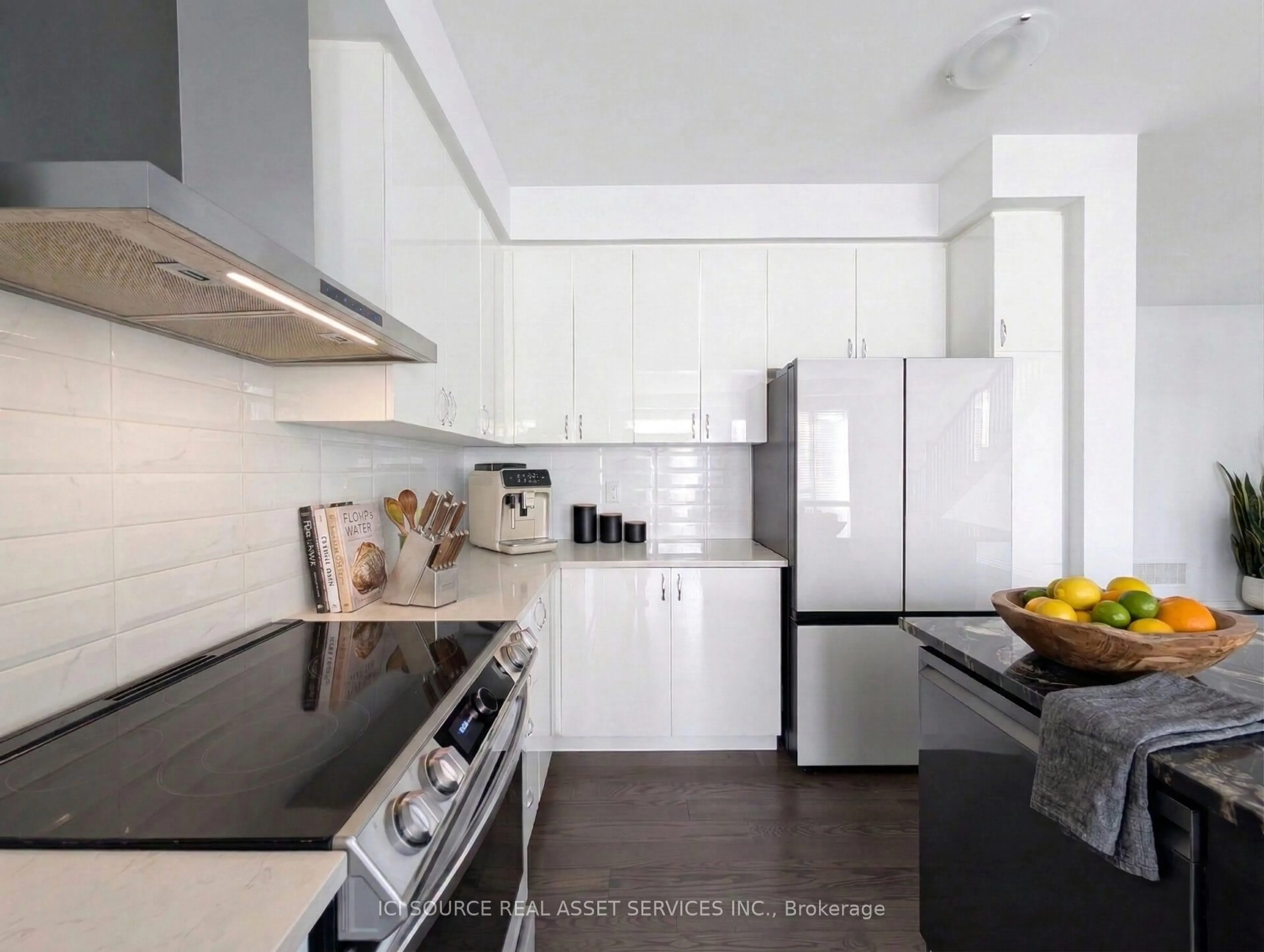 Standard kitchen, unknown for 3125 Mulberry Lane, Pickering Ontario L1X 0N9