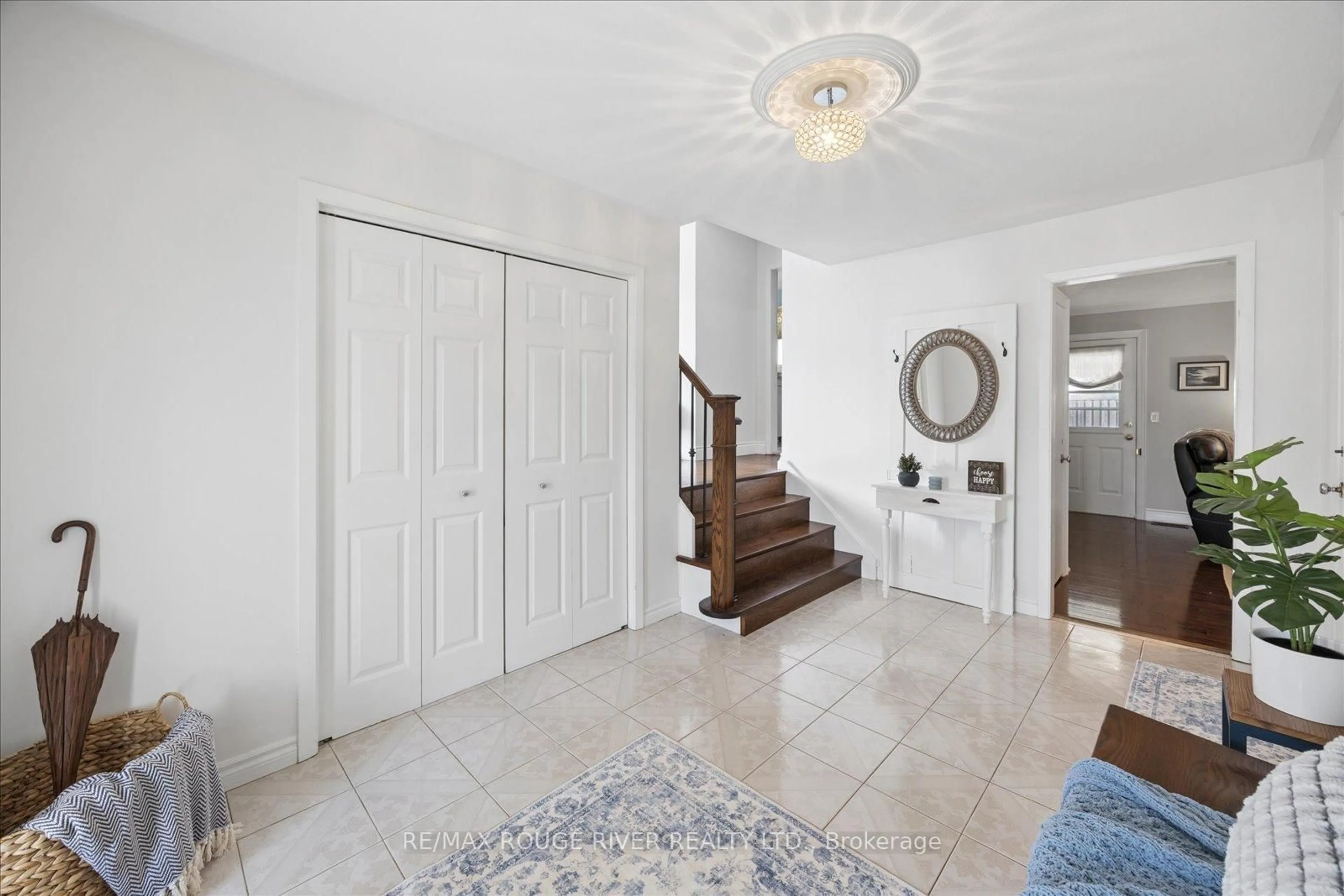 Indoor entryway for 706 Fernhill Blvd, Oshawa Ontario L1J 5K3