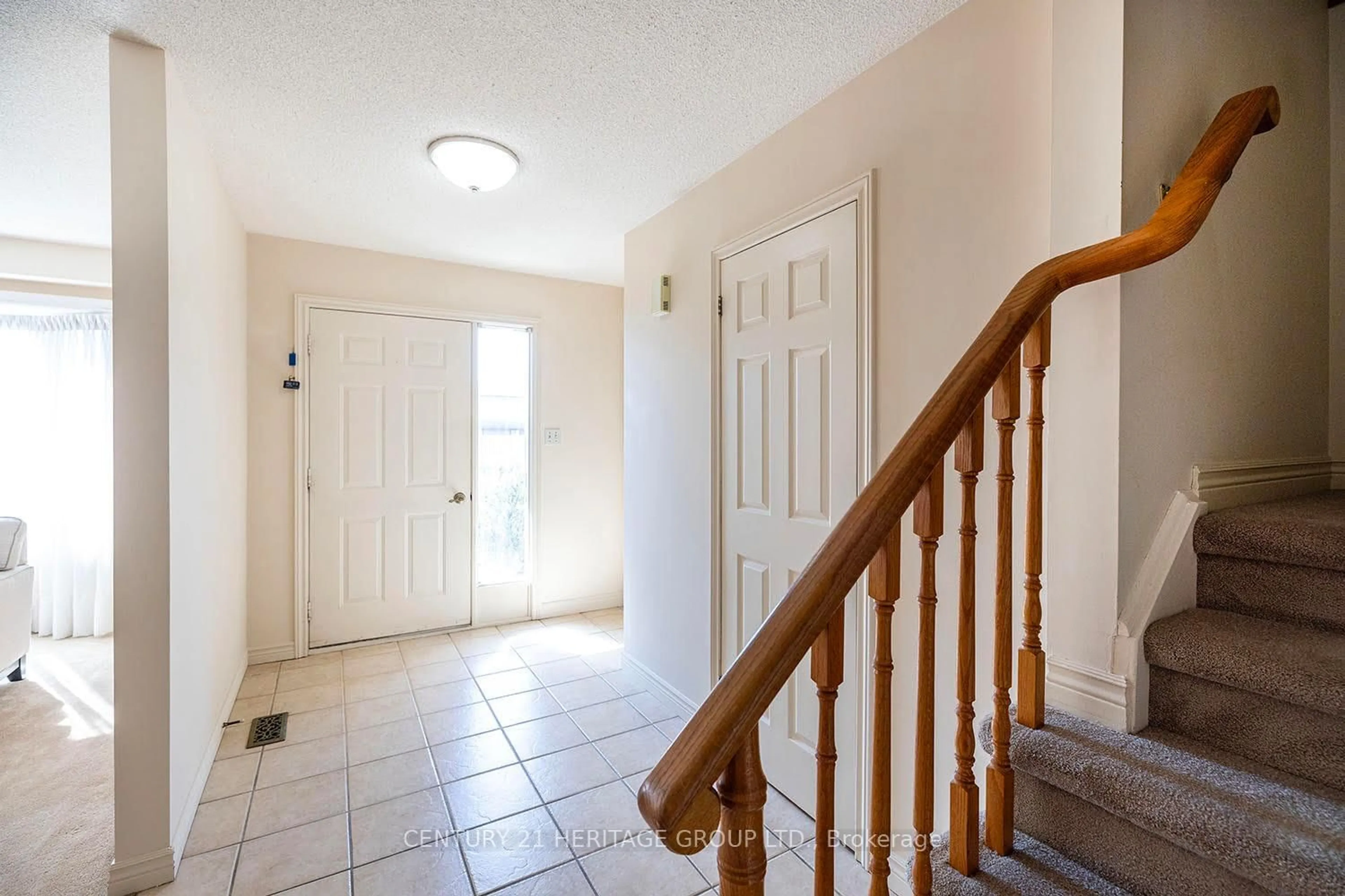 Indoor entryway for 804 Mahina St, Oshawa Ontario L1J 7S2