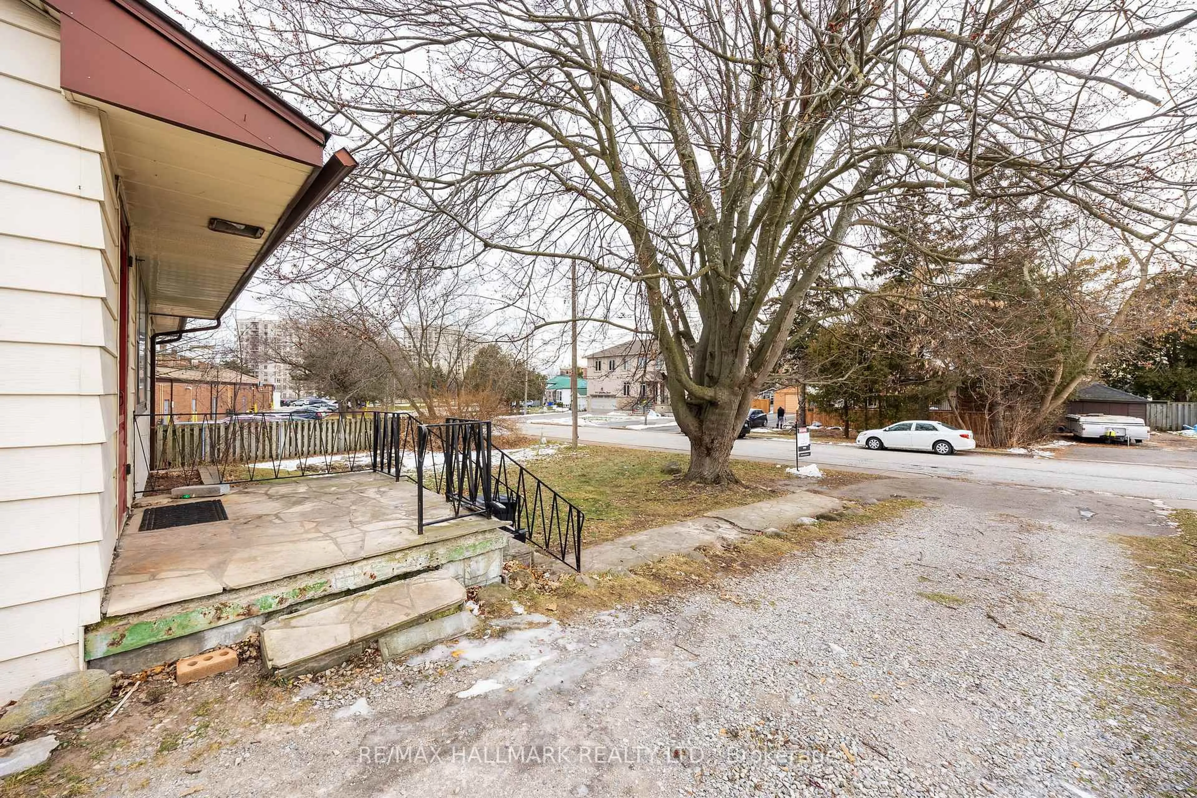 Patio, street for 1911 Glenview Rd, Pickering Ontario L1V 1W9