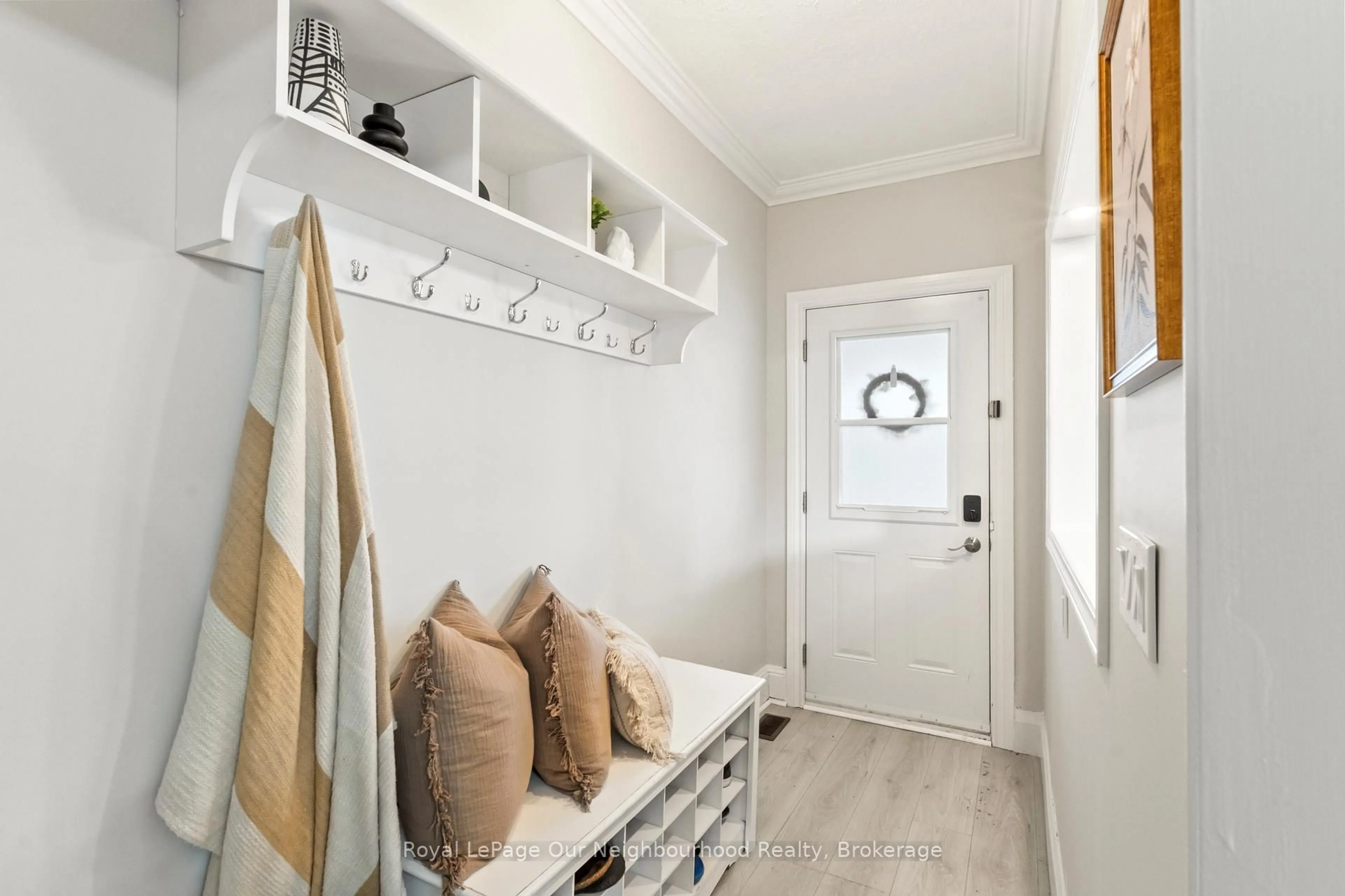 Indoor entryway for 9 Carlisle Ave, Clarington Ontario L1C 1W4