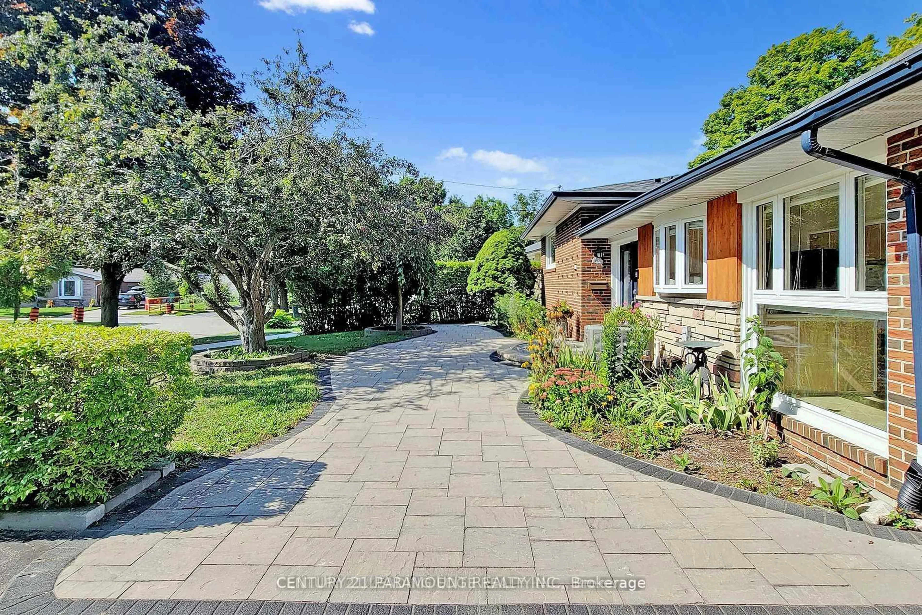 A pic from outside/outdoor area/front of a property/back of a property/a pic from drone, street for 8 Waterfield Dr, Toronto Ontario M1P 3W5