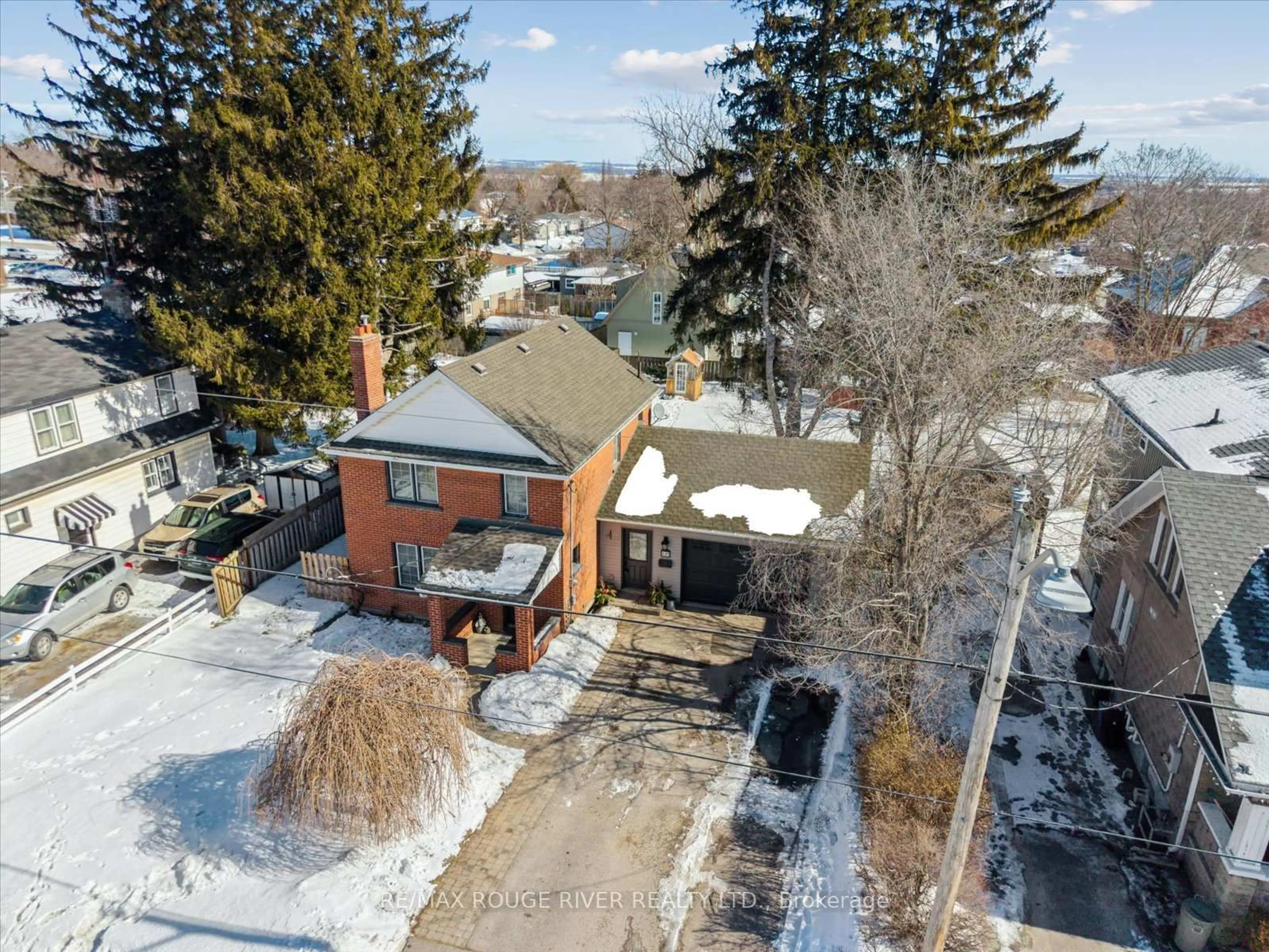 A pic from outside/outdoor area/front of a property/back of a property/a pic from drone, street for 137 Elgin St, Clarington Ontario L1C 3E8