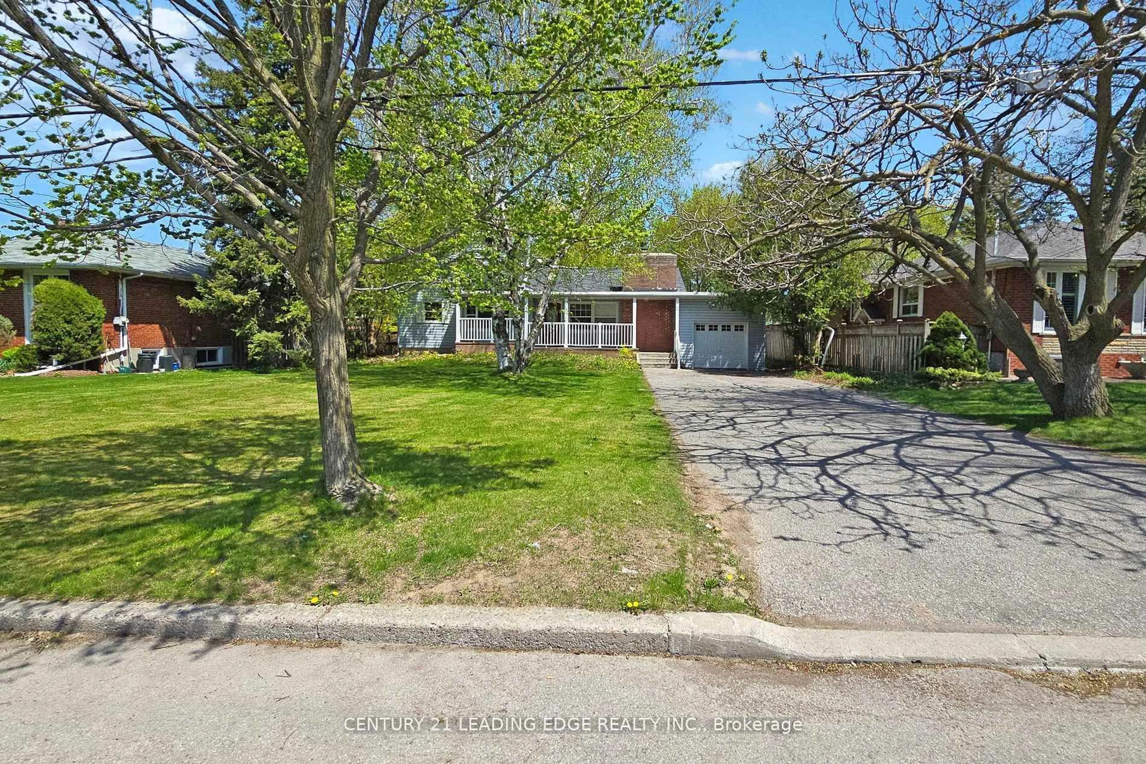 A pic from outside/outdoor area/front of a property/back of a property/a pic from drone, street for 21 Wexford Blvd #A, Toronto Ontario M1R 1K9