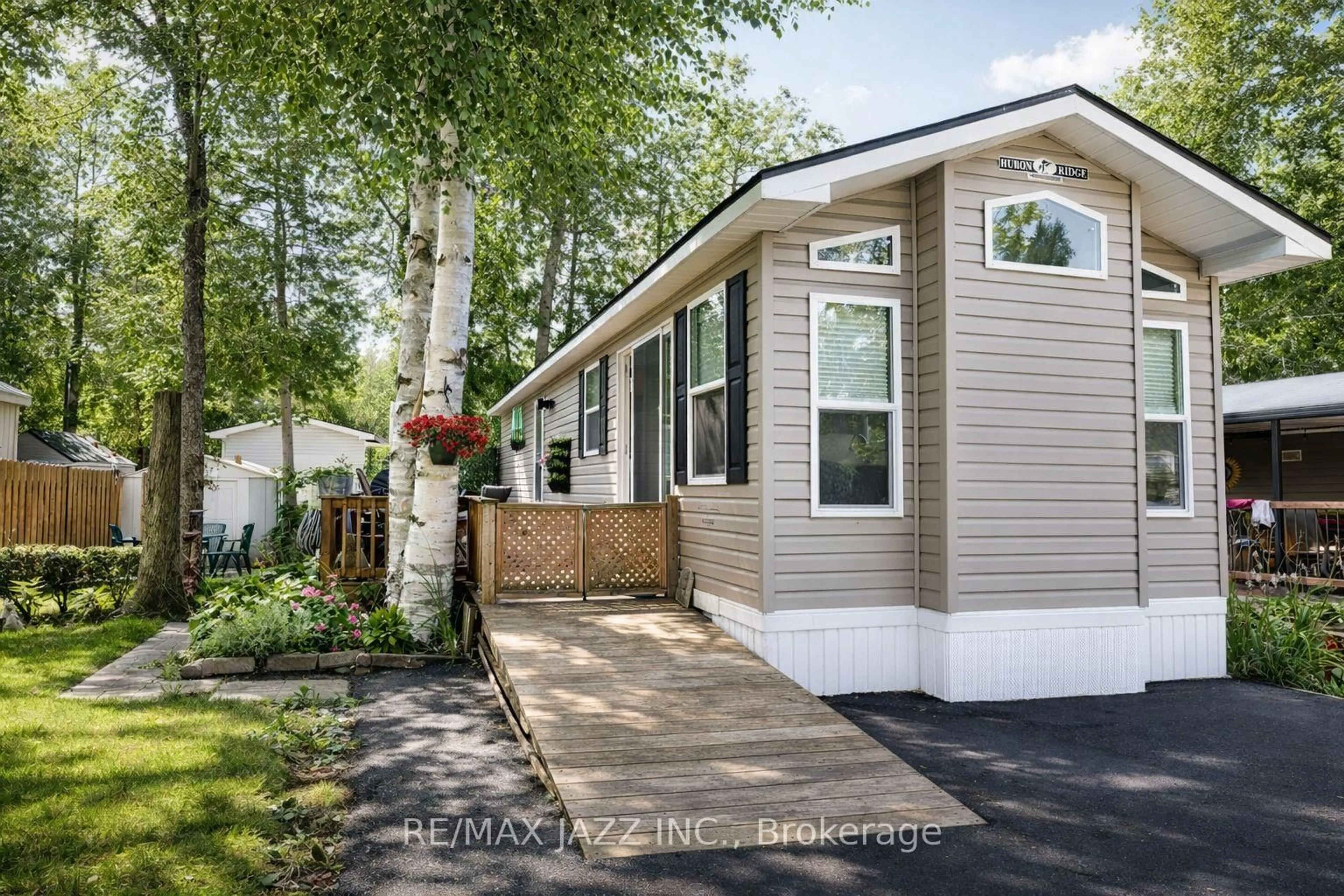 Home with vinyl exterior material, street for 225 Platten Blvd #819, Scugog Ontario L9L 1B4