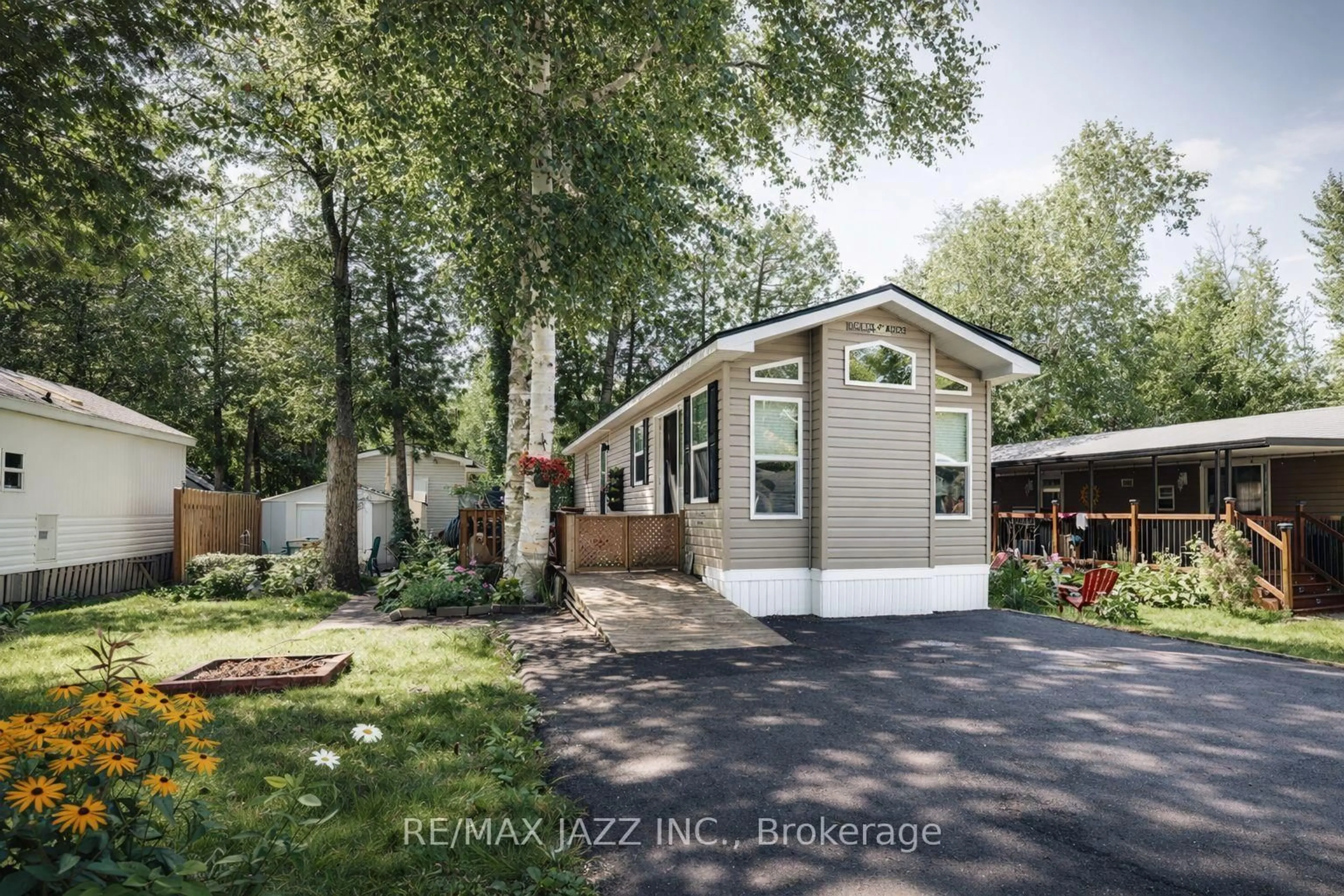 Home with vinyl exterior material, street for 225 Platten Blvd #819, Scugog Ontario L9L 1B4