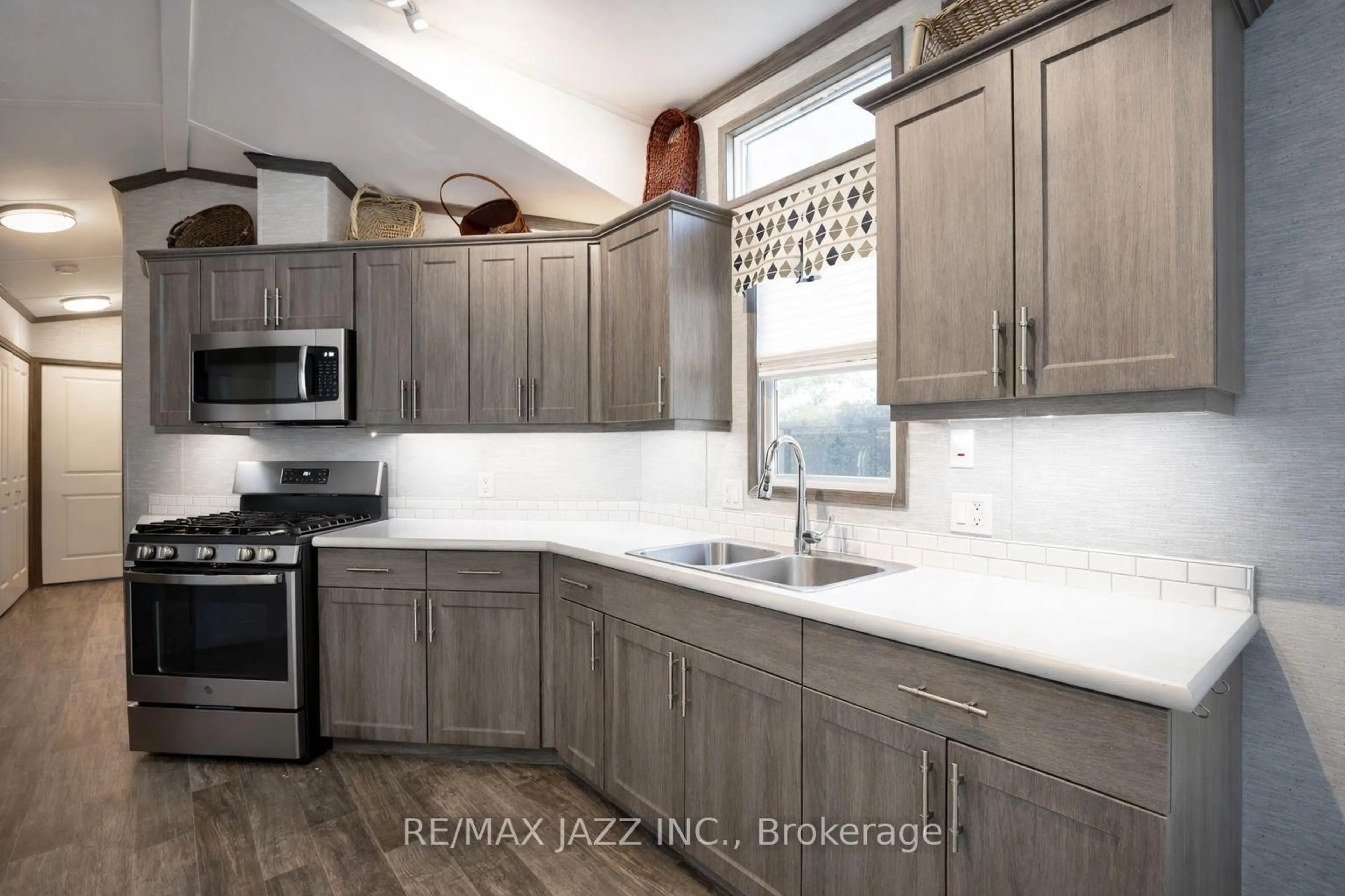 Open concept kitchen, ceramic/tile floor for 225 Platten Blvd #819, Scugog Ontario L9L 1B4