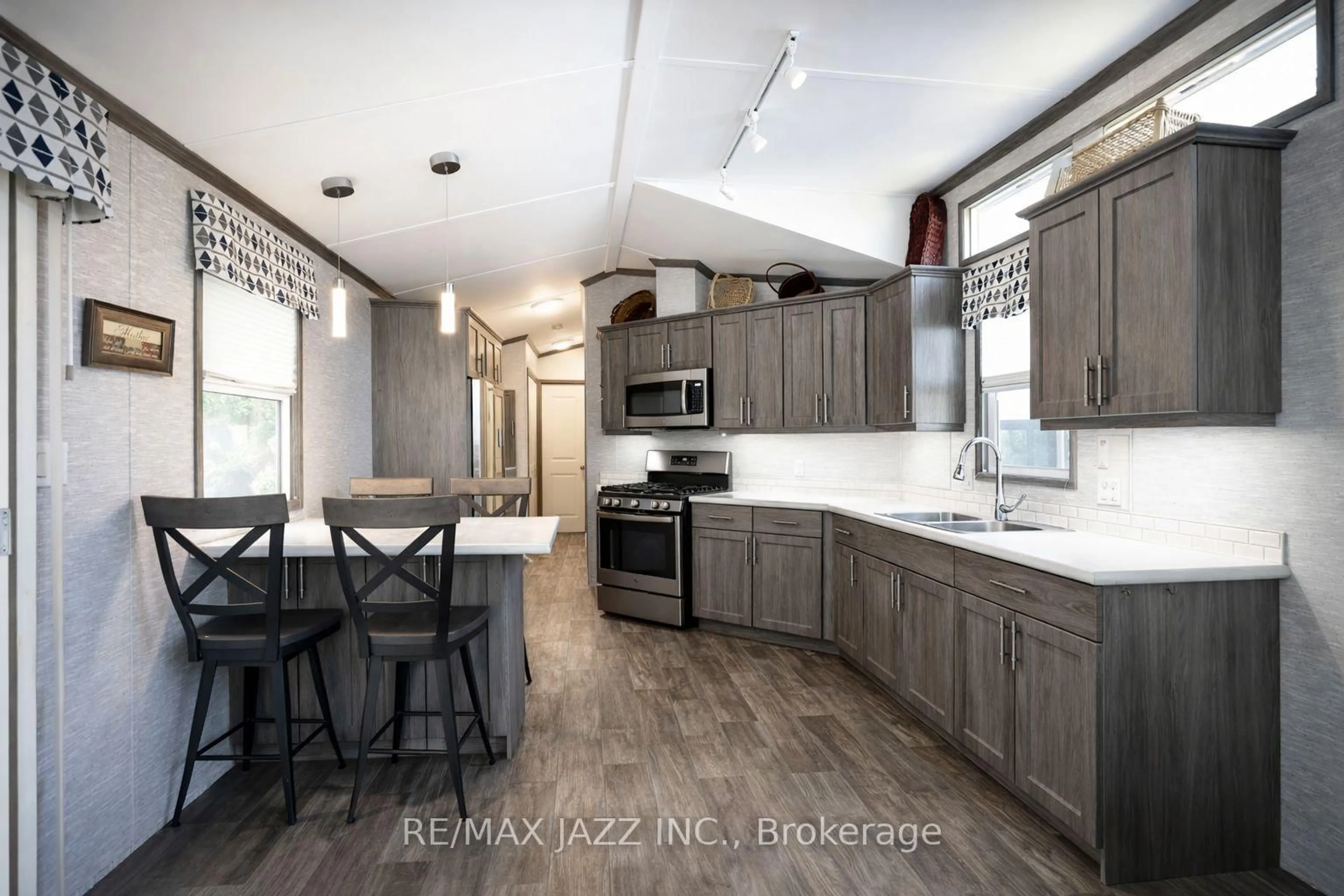 Open concept kitchen, wood/laminate floor for 225 Platten Blvd #819, Scugog Ontario L9L 1B4