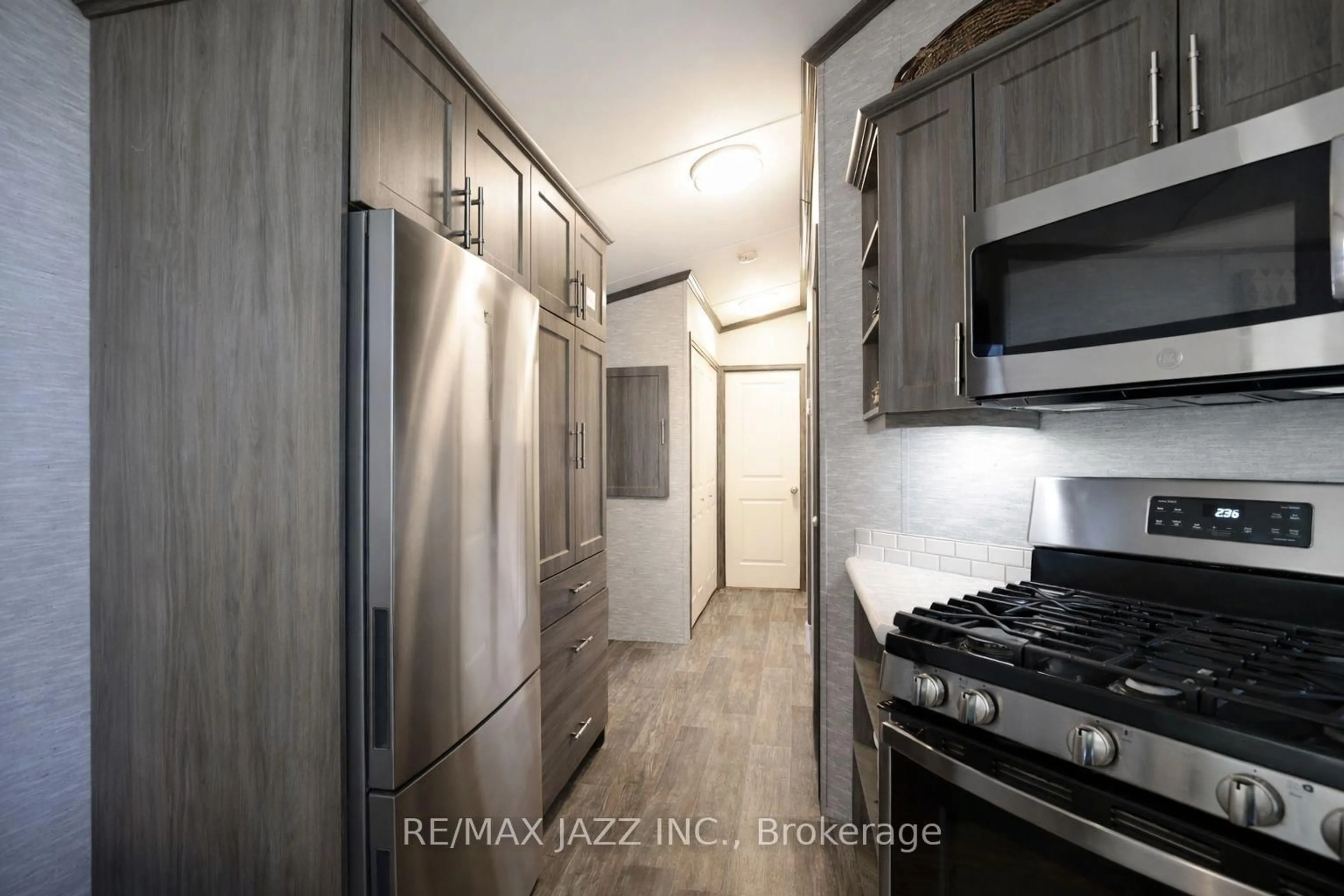 Standard kitchen, unknown for 225 Platten Blvd #819, Scugog Ontario L9L 1B4