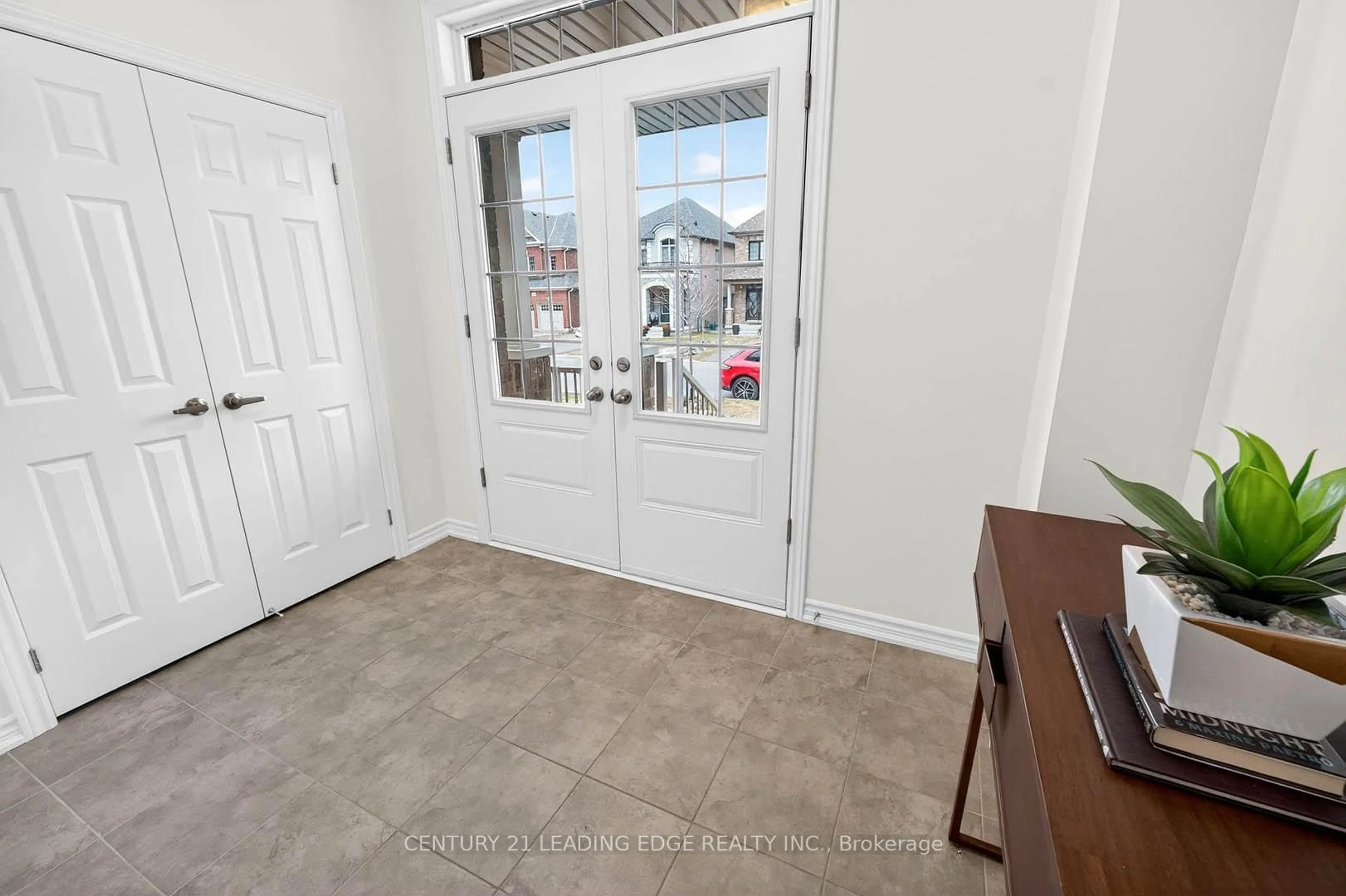Indoor entryway for 1217 Shankel Rd, Oshawa Ontario L1K 3G2
