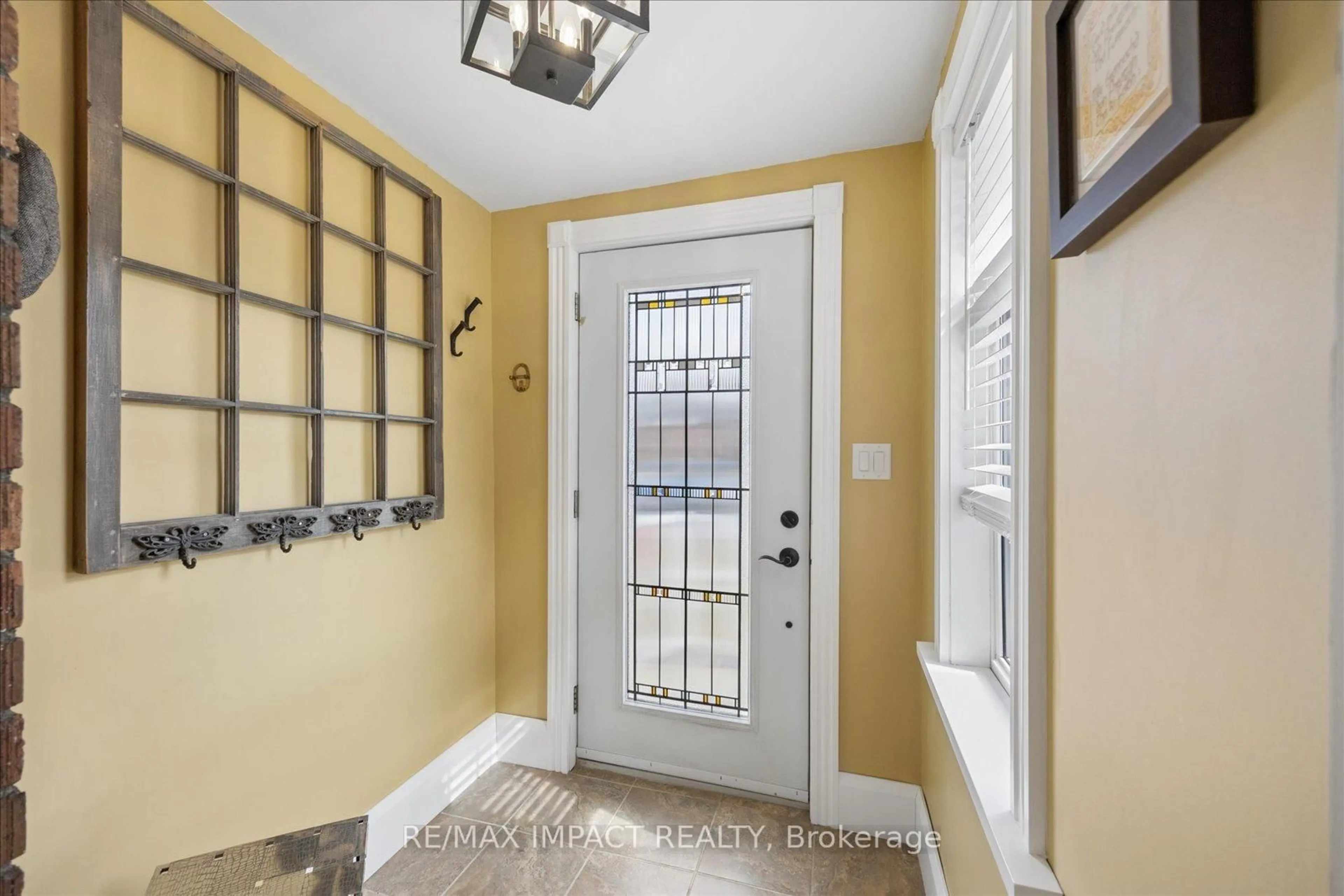 Indoor entryway for 620 Christie Ave, Oshawa Ontario L1G 4L7