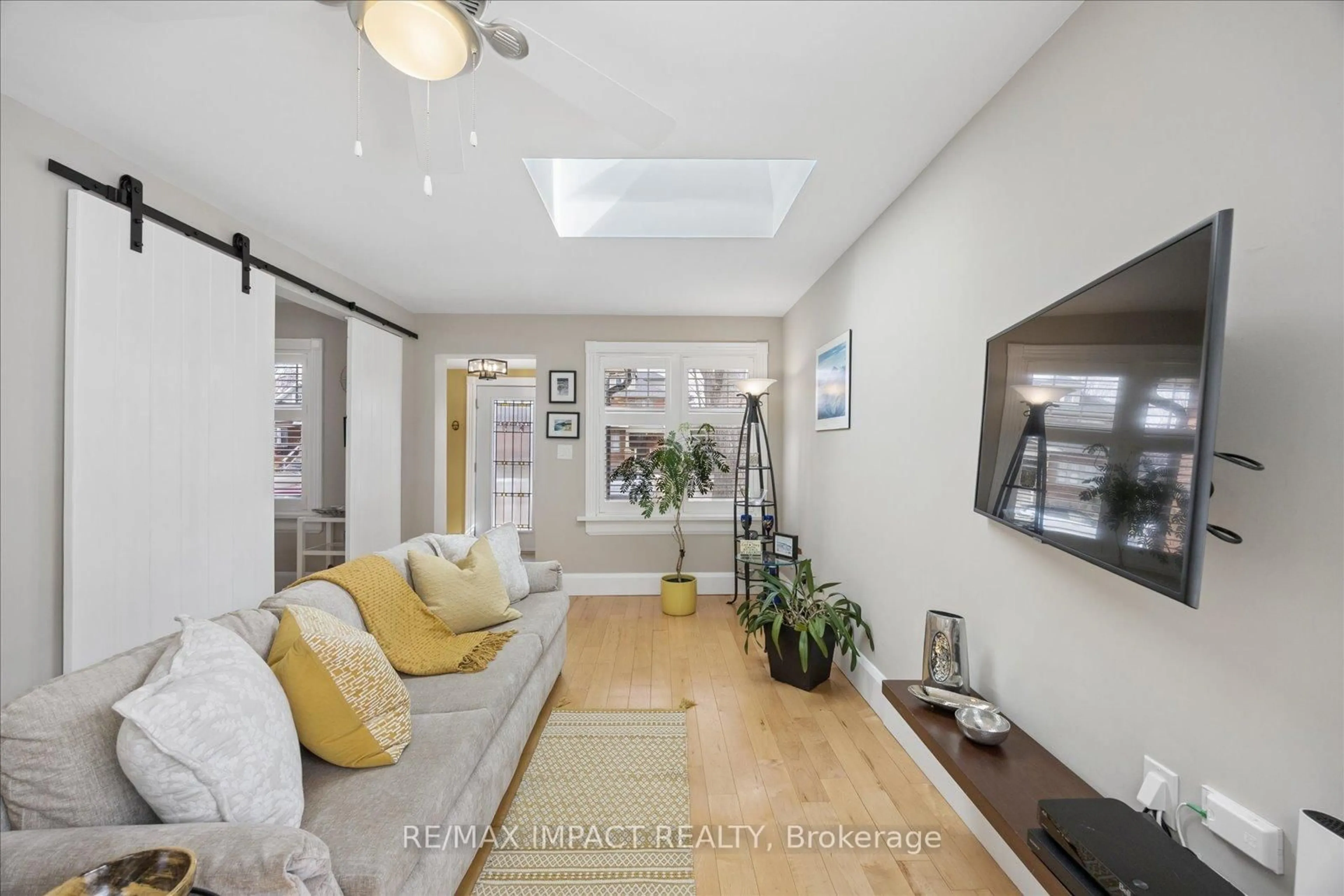 Living room with furniture, unknown for 620 Christie Ave, Oshawa Ontario L1G 4L7