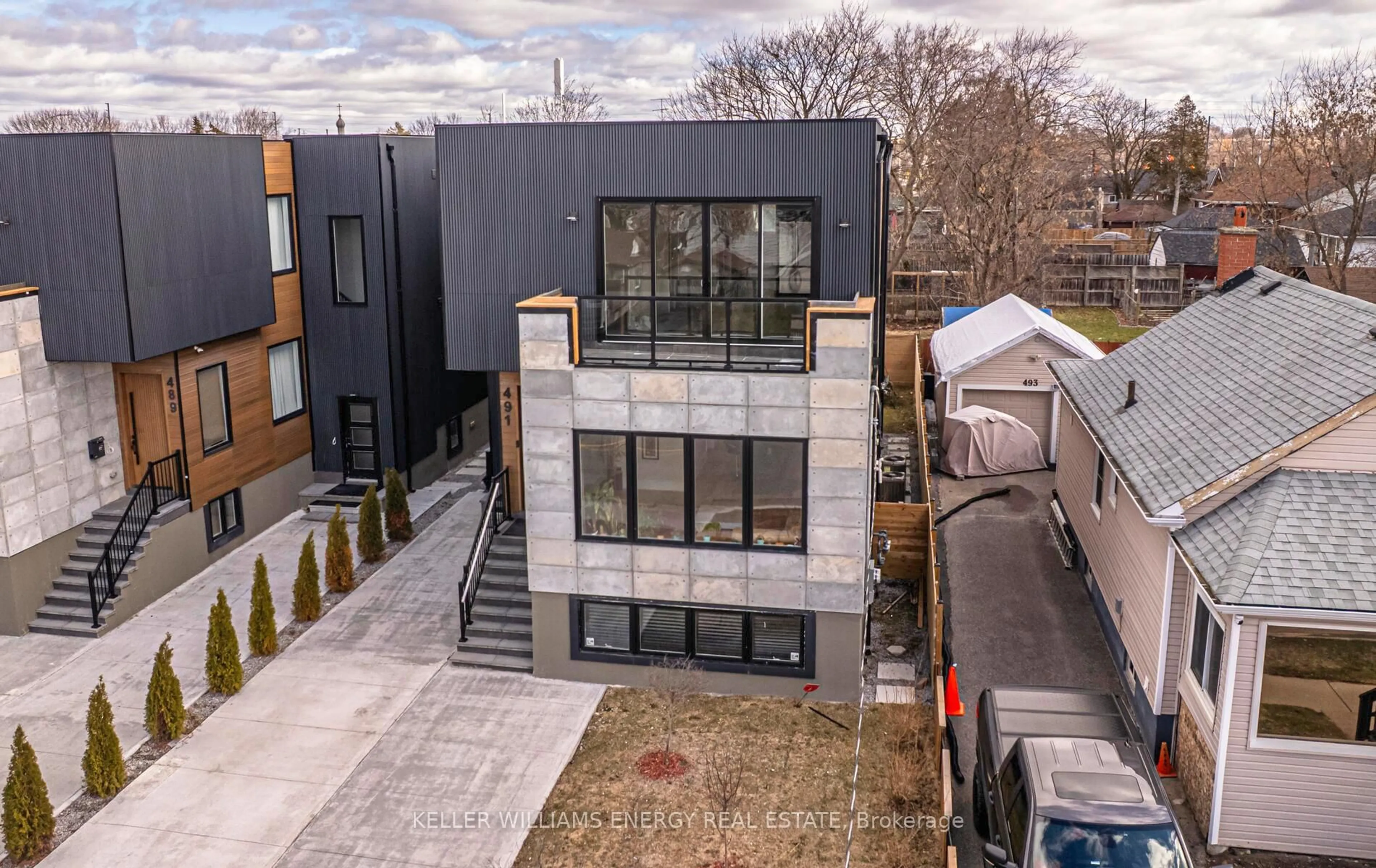 A pic from outside/outdoor area/front of a property/back of a property/a pic from drone, street for 491 Drew St, Oshawa Ontario L1H 5B8