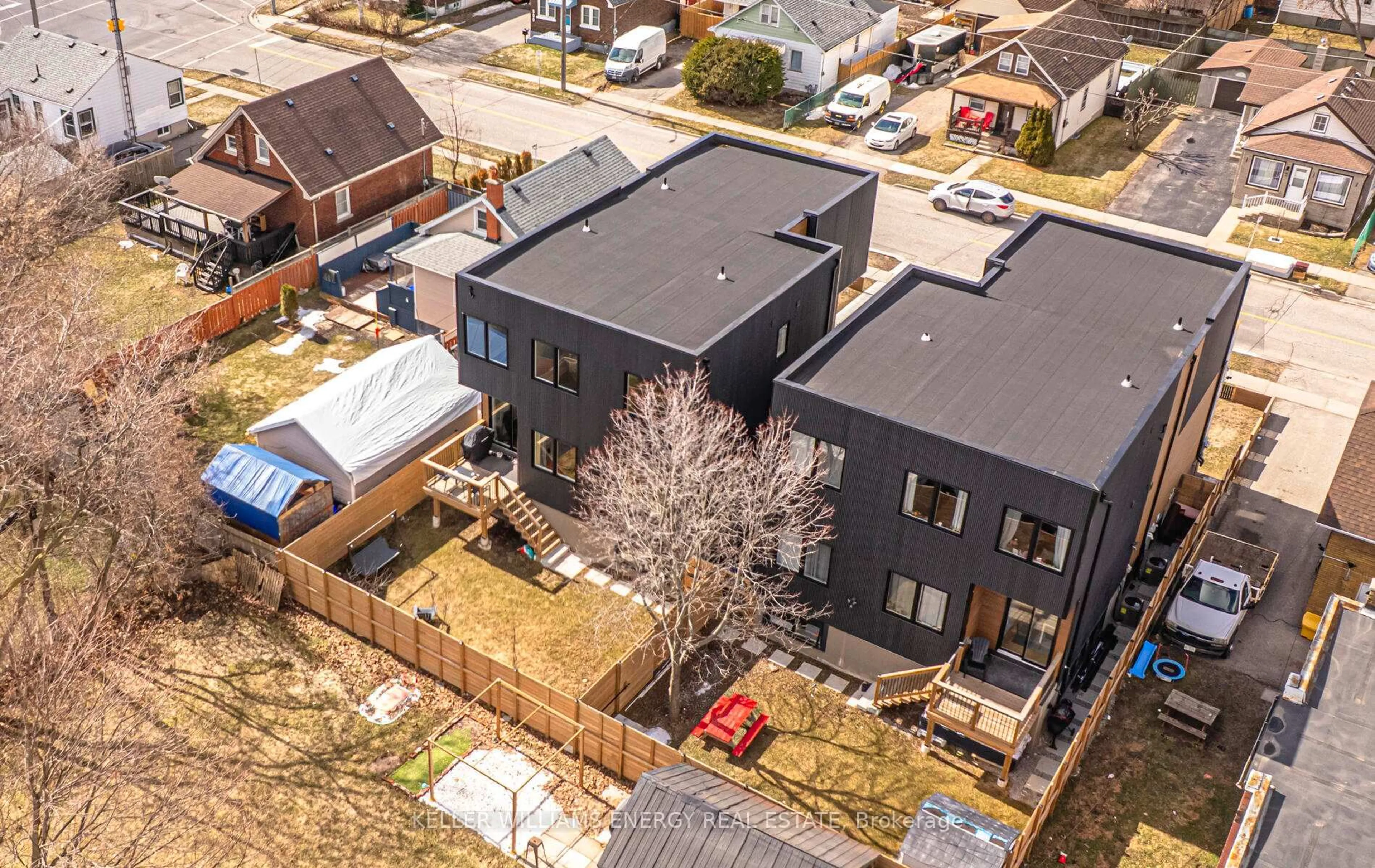 A pic from outside/outdoor area/front of a property/back of a property/a pic from drone, street for 491 Drew St, Oshawa Ontario L1H 5B8