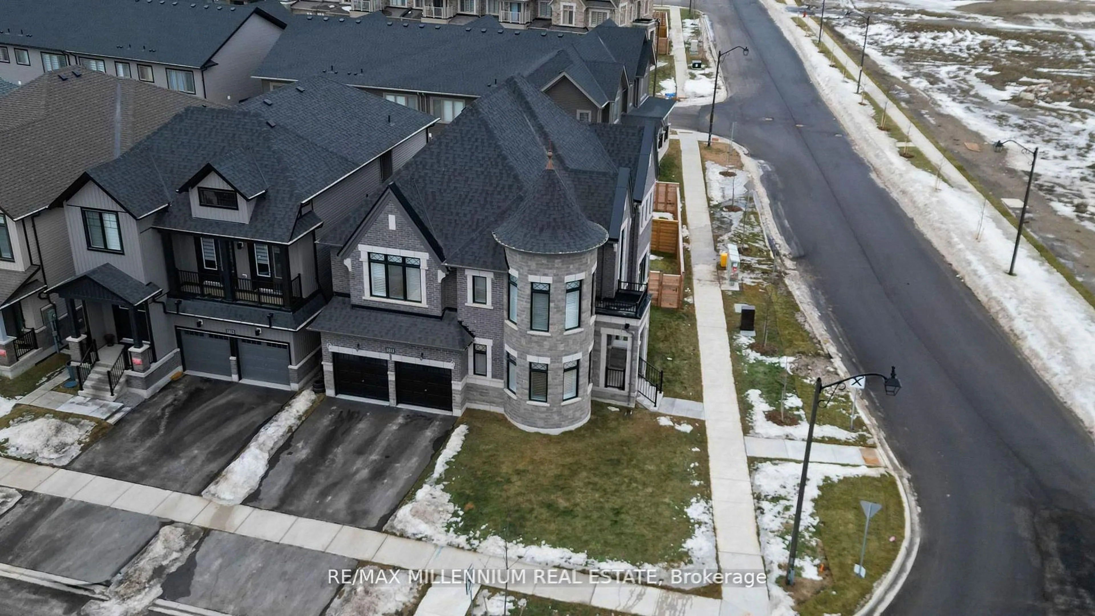 A pic from outside/outdoor area/front of a property/back of a property/a pic from drone, street for 1011 Dyas Ave, Oshawa Ontario L1L 0V4