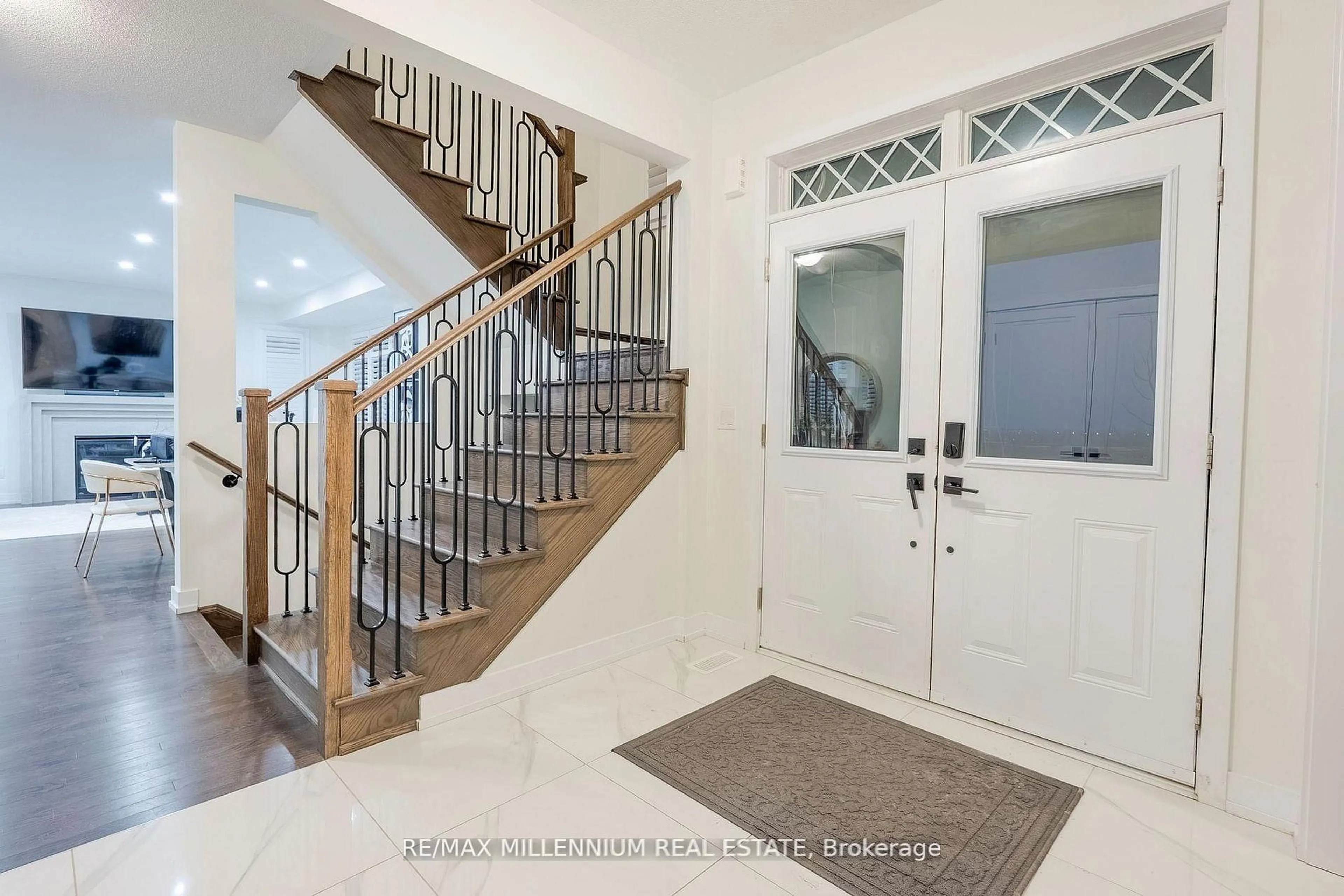 Indoor entryway for 1011 Dyas Ave, Oshawa Ontario L1L 0V4