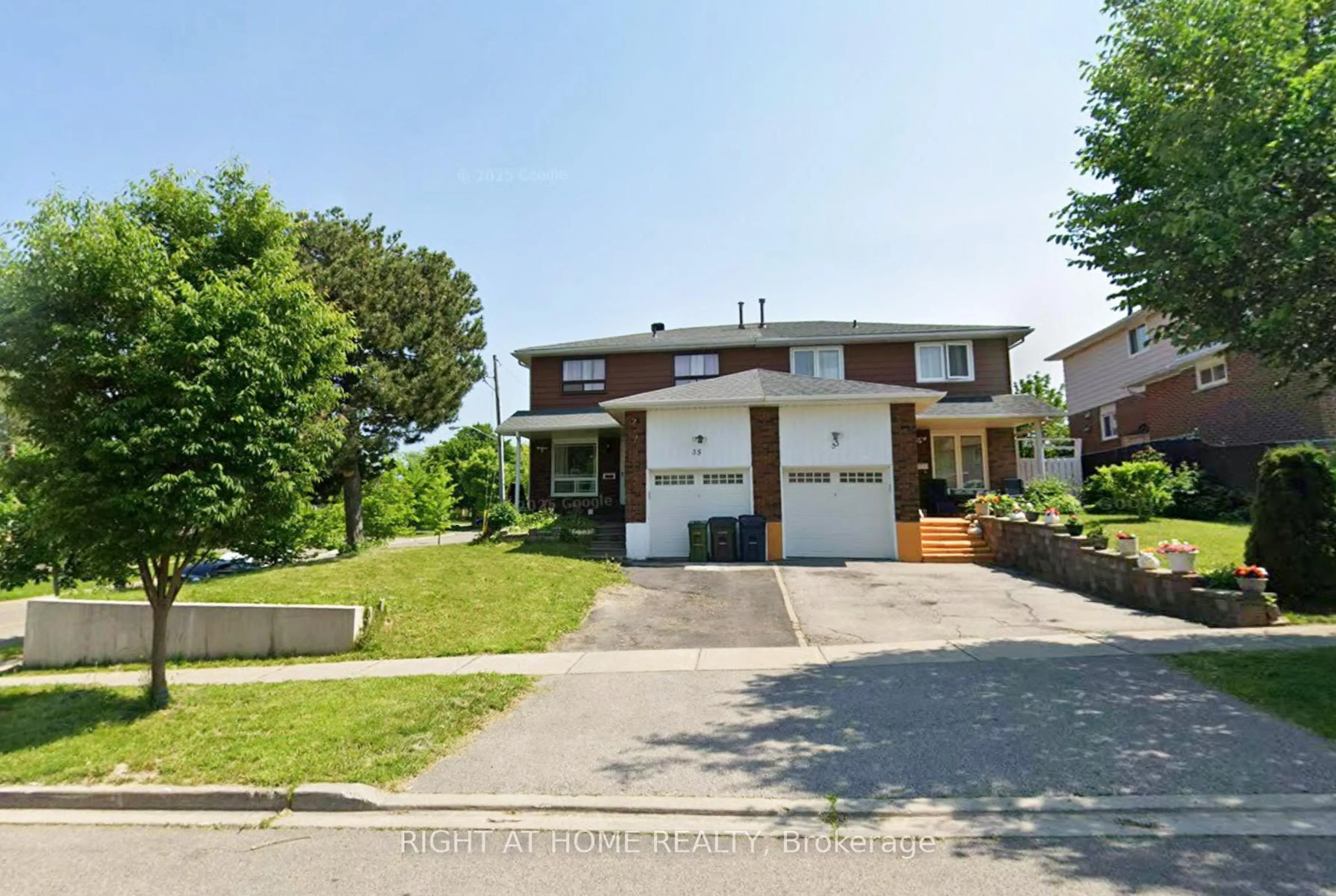 A pic from outside/outdoor area/front of a property/back of a property/a pic from drone, street for 35 Shoredale Dr, Toronto Ontario M1G 1K4
