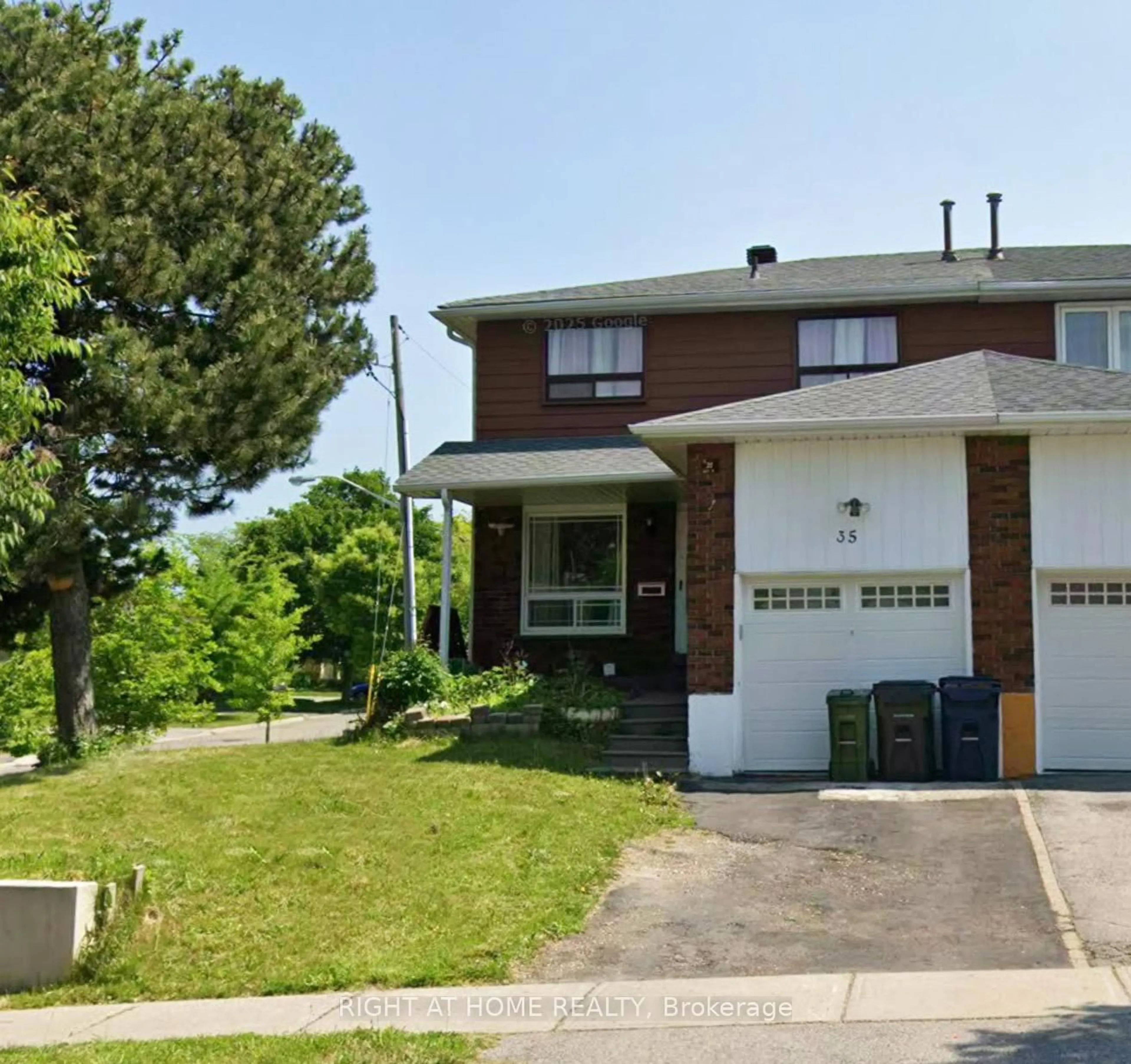 A pic from outside/outdoor area/front of a property/back of a property/a pic from drone, street for 35 Shoredale Dr, Toronto Ontario M1G 1K4