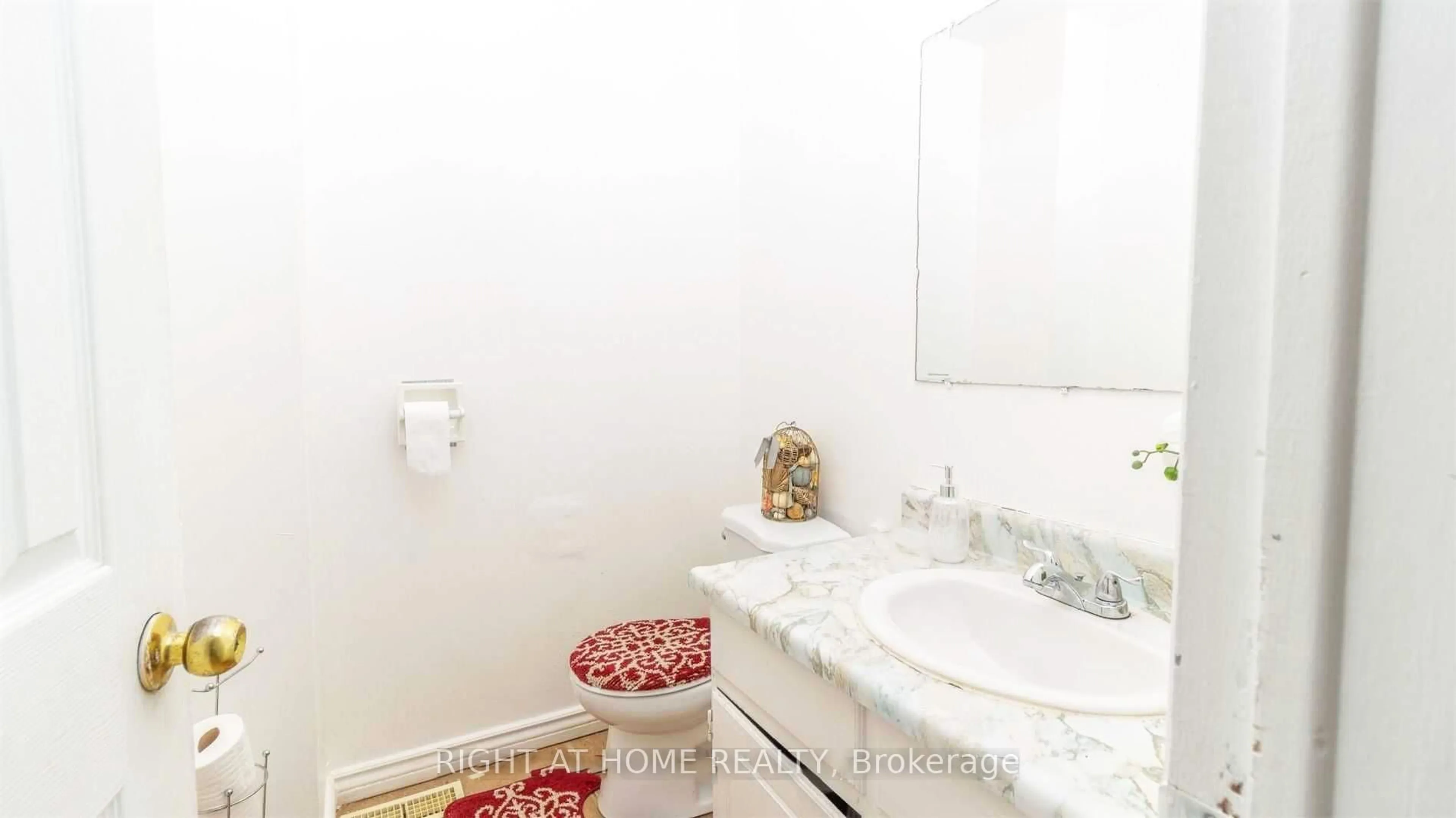 Standard bathroom, ceramic/tile floor for 35 Shoredale Dr, Toronto Ontario M1G 1K4