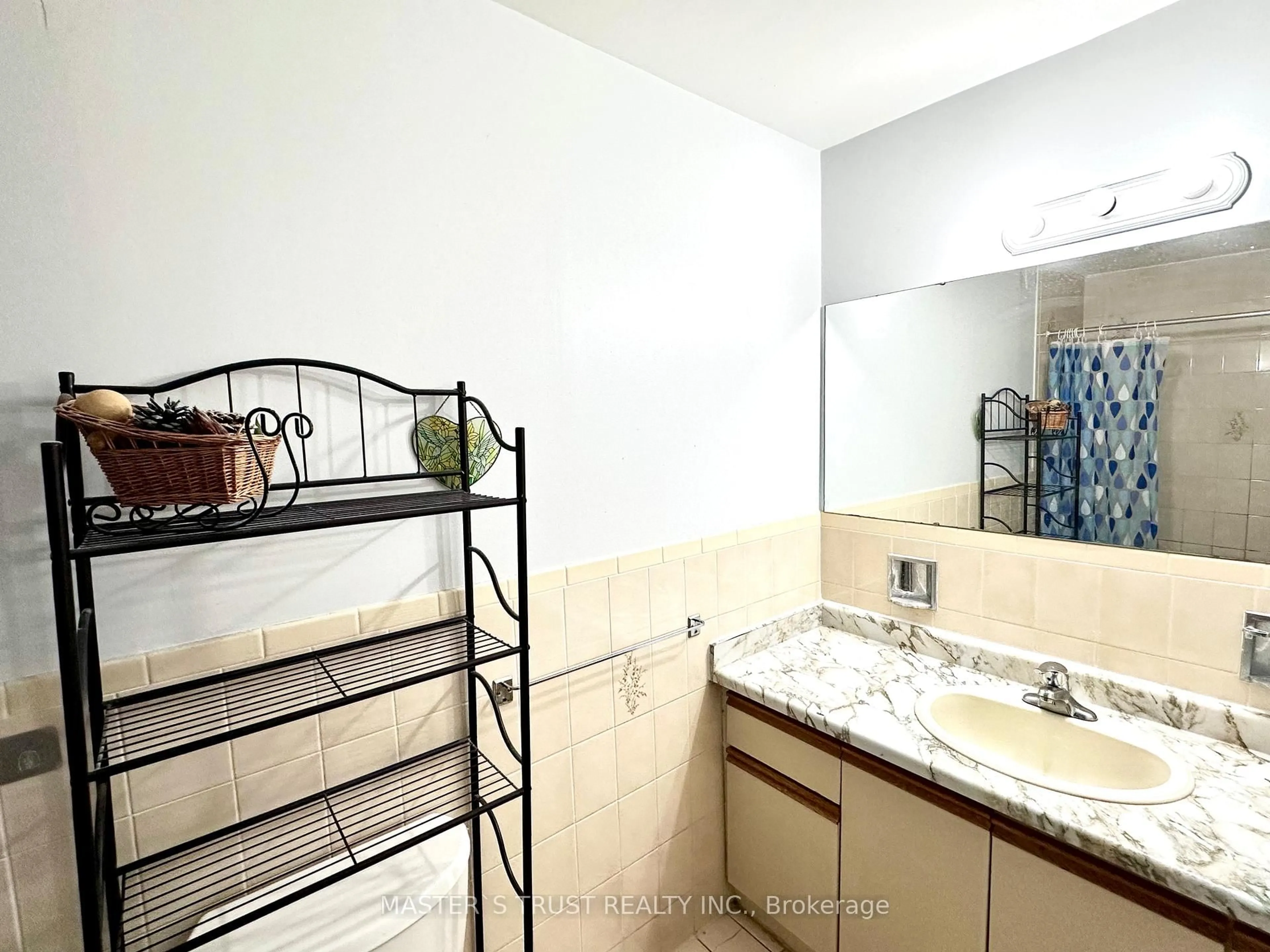 Standard bathroom, ceramic/tile floor for 53 Montezuma Tr, Toronto Ontario M1V 1K4