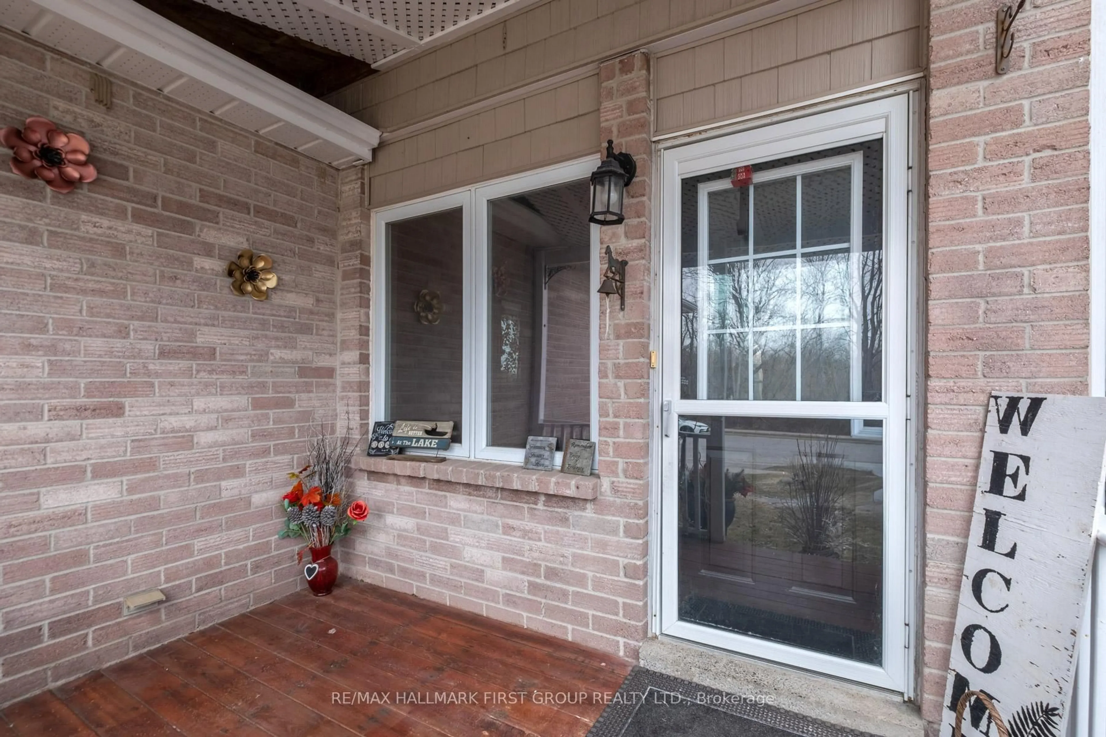 Indoor entryway for 1456 Valley Dr, Oshawa Ontario L1J 7Z3