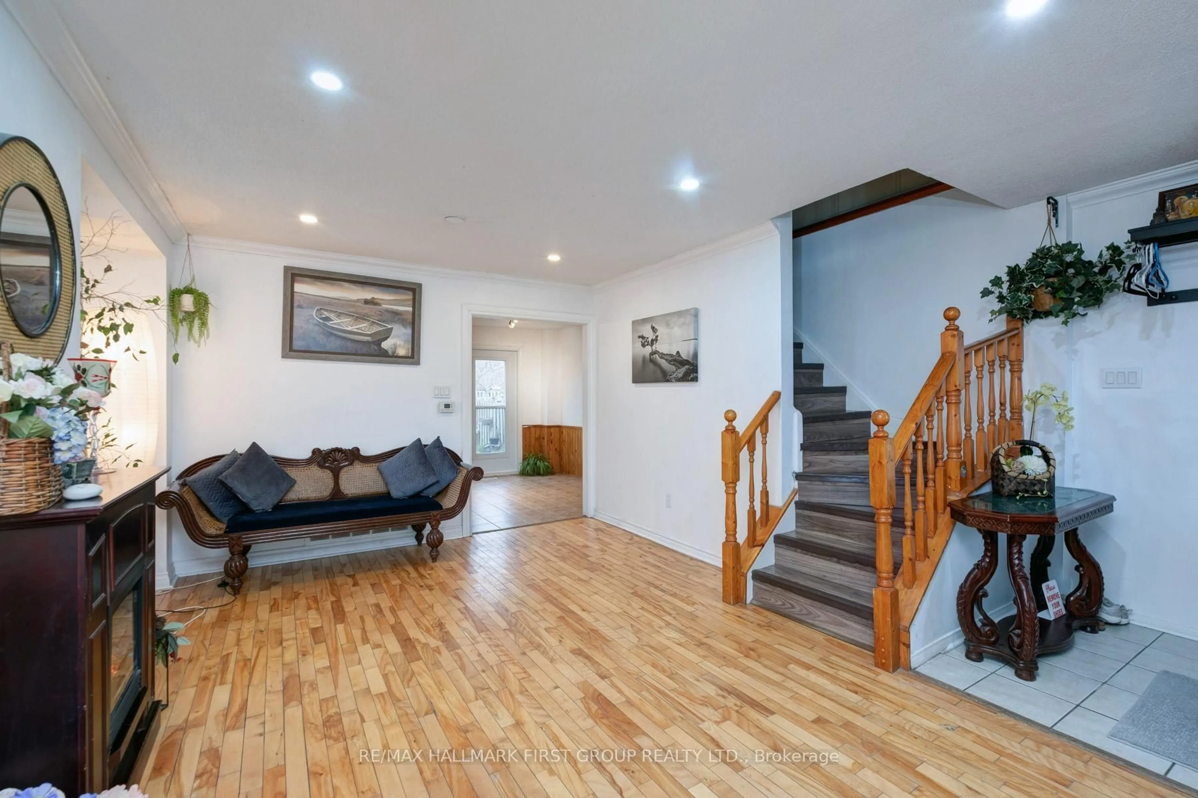 Indoor foyer for 1456 Valley Dr, Oshawa Ontario L1J 7Z3