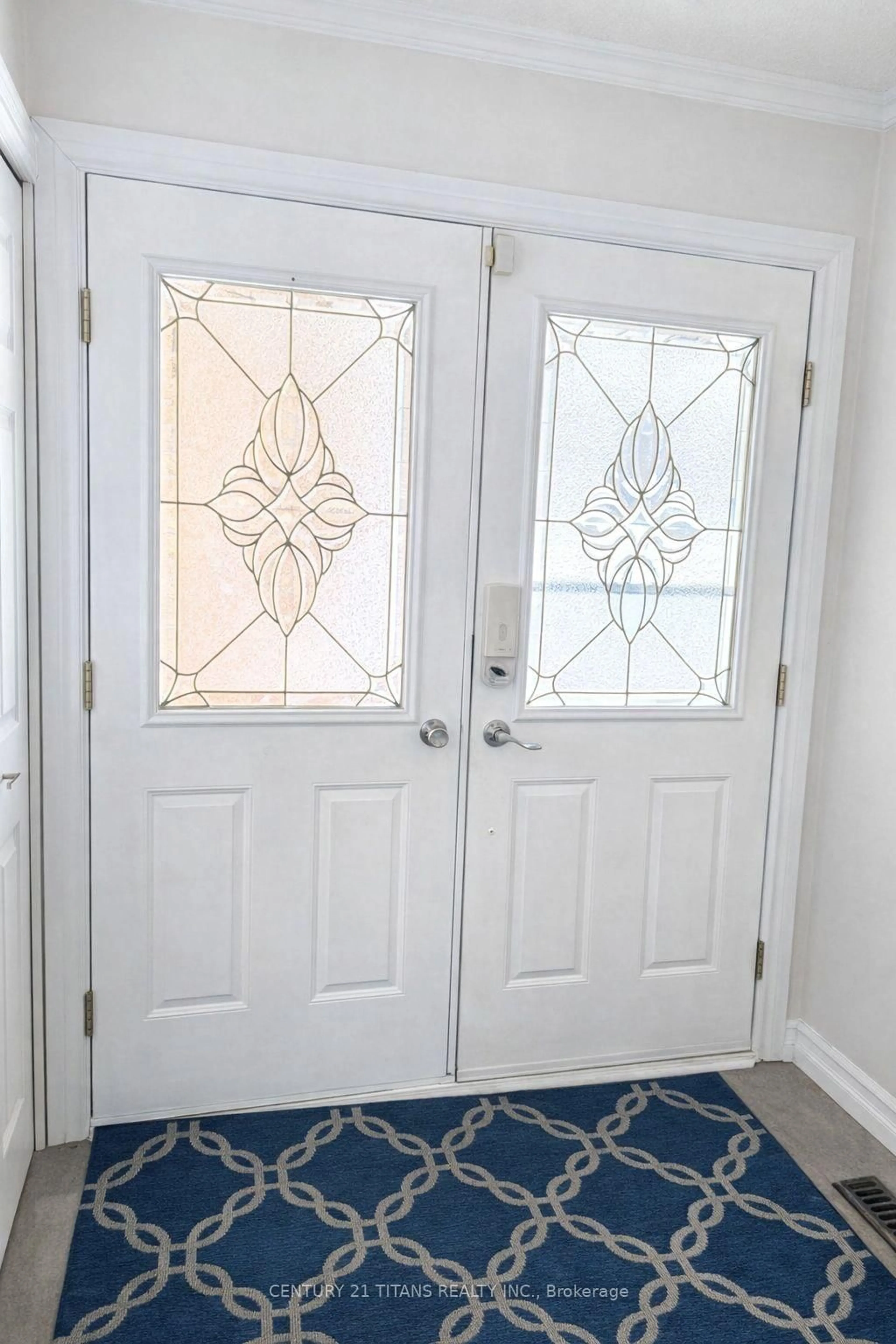 Indoor entryway for 112 Fernbank Pl, Whitby Ontario L1R 1T2