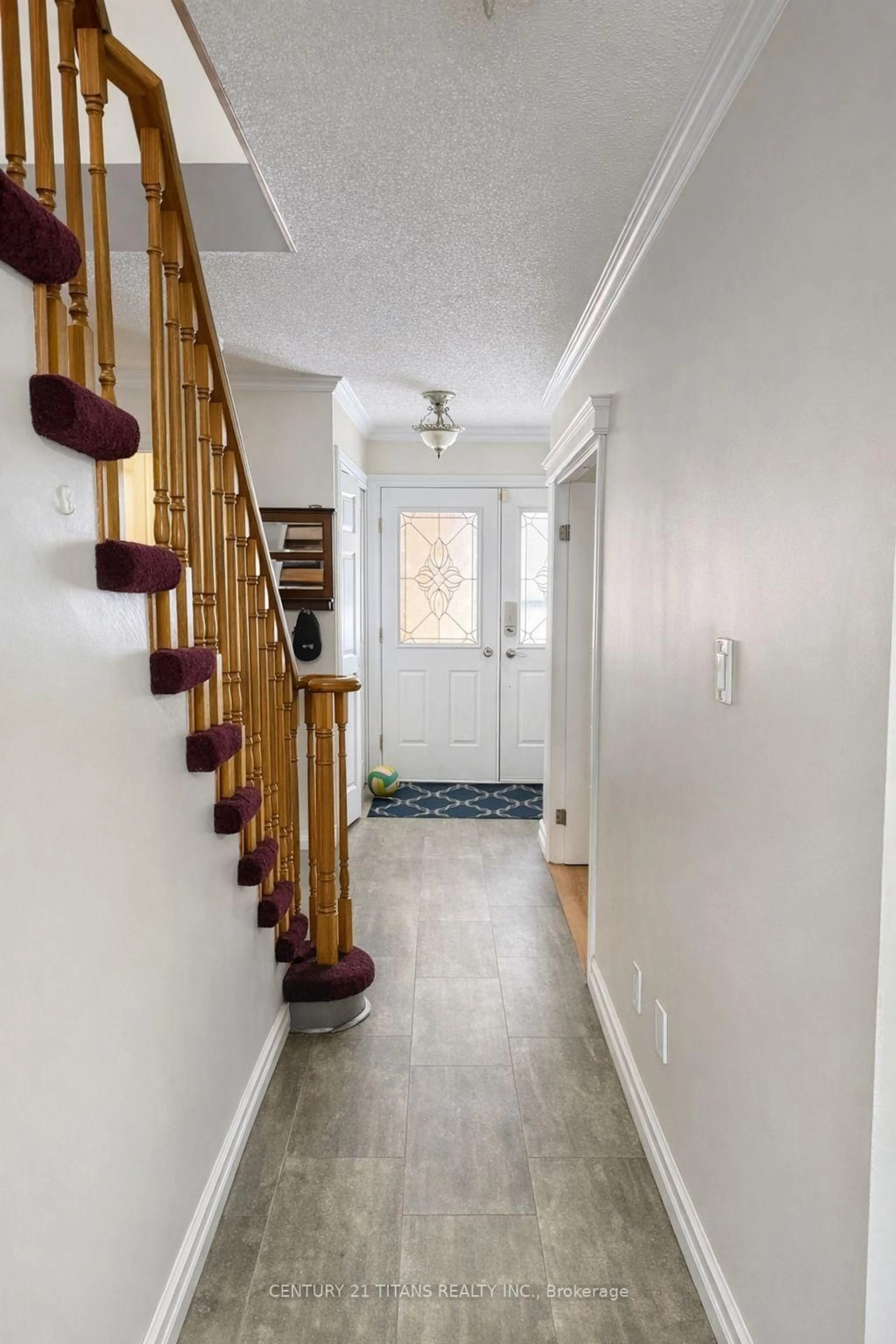 Indoor entryway for 112 Fernbank Pl, Whitby Ontario L1R 1T2