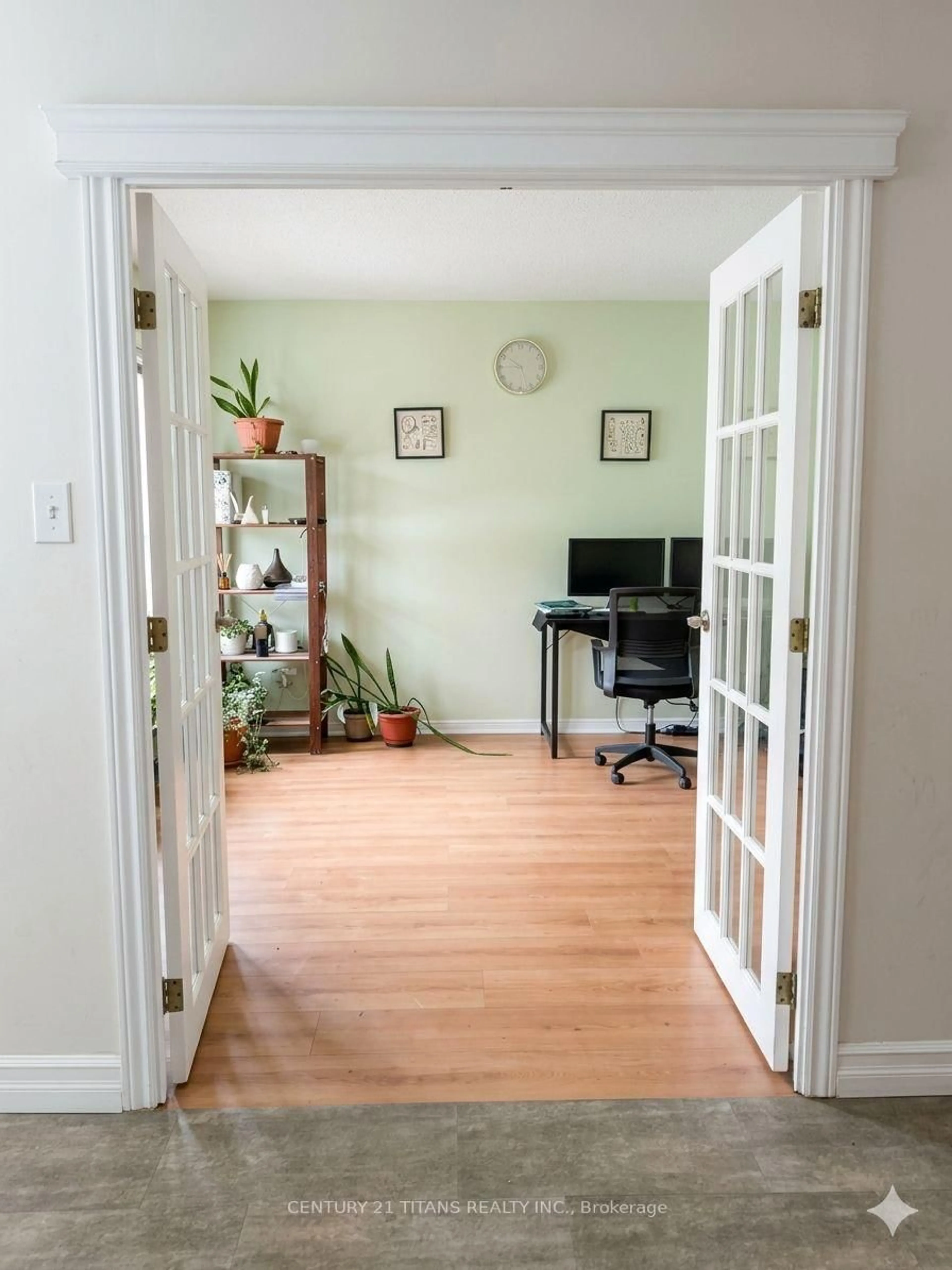A pic of a room for 112 Fernbank Pl, Whitby Ontario L1R 1T2