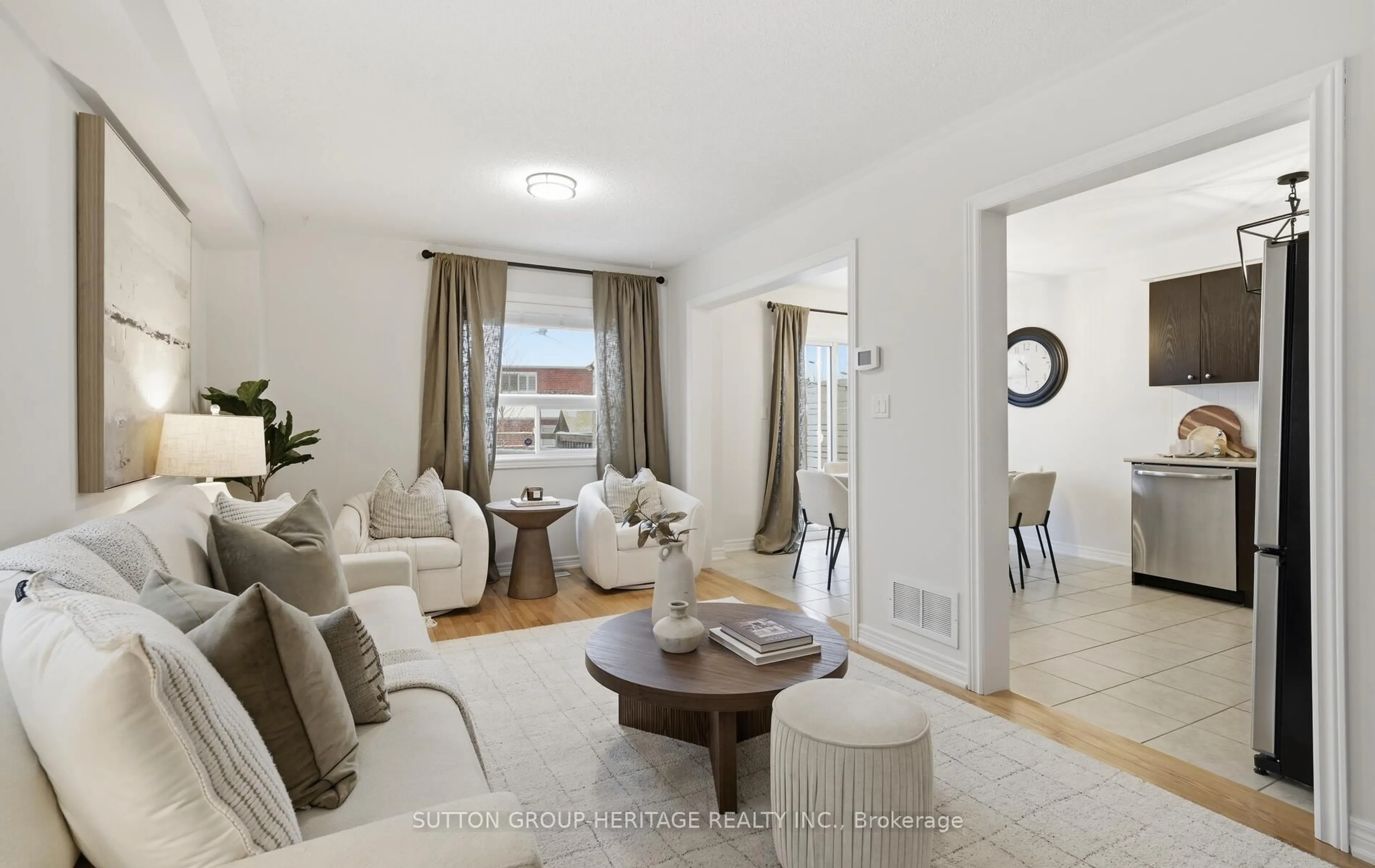 Living room with furniture, unknown for 41 Kirkland Pl, Whitby Ontario L1P 1X3