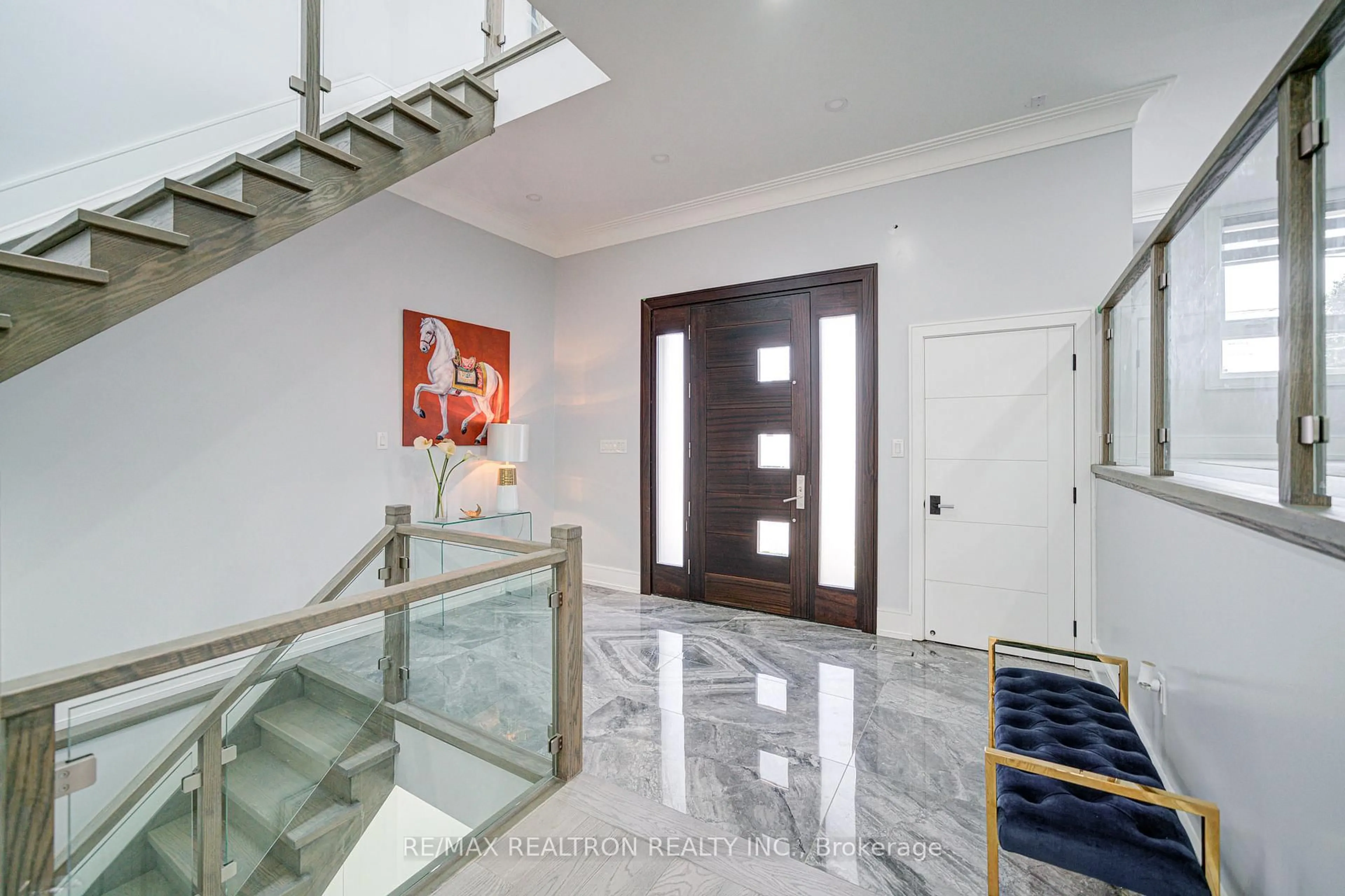 Indoor foyer for 94 Wanstead Ave, Toronto Ontario M1L 3L5