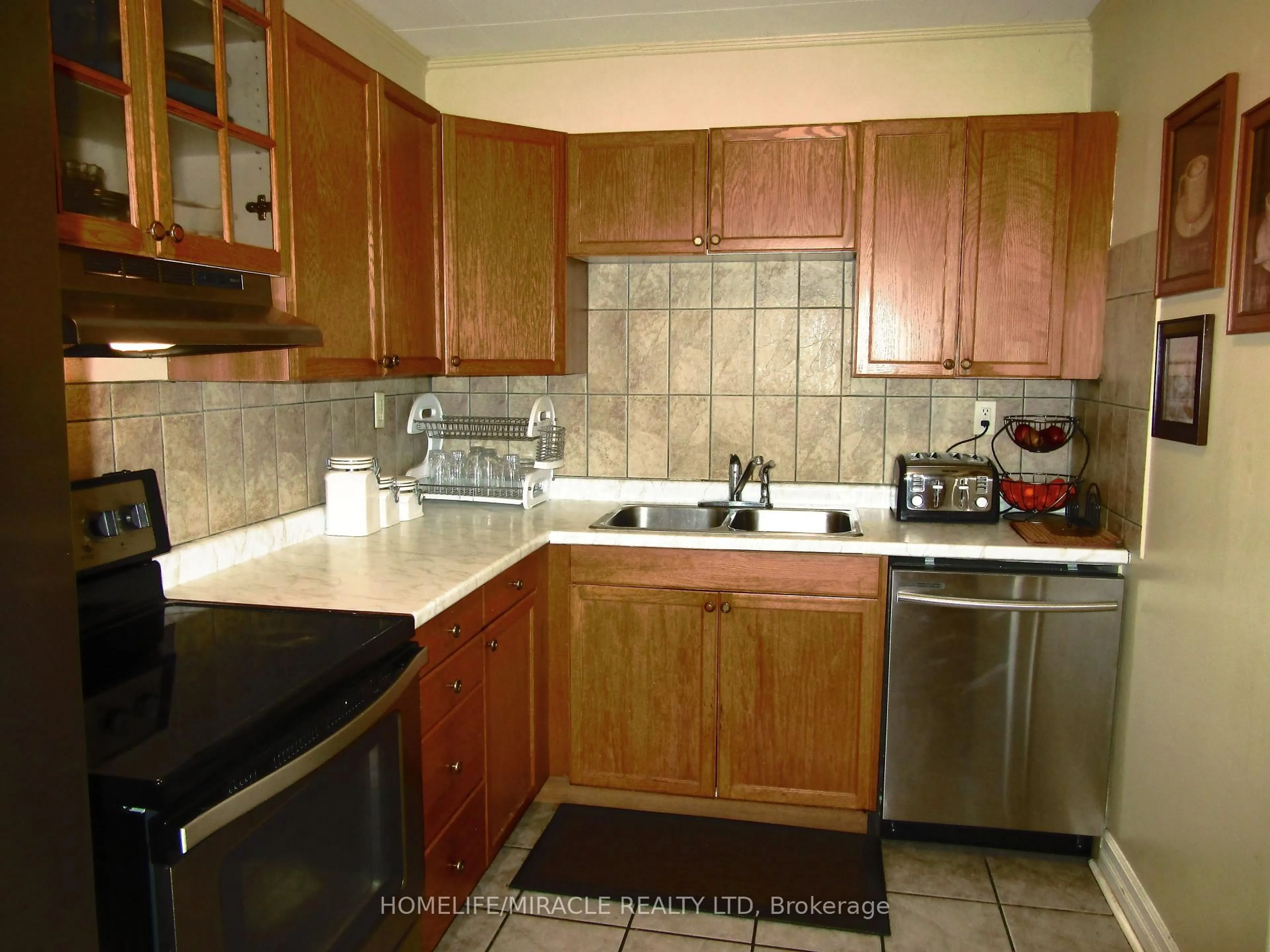 Standard kitchen, ceramic/tile floor for 52 Birchmount Rd, Toronto Ontario M1N 3J6